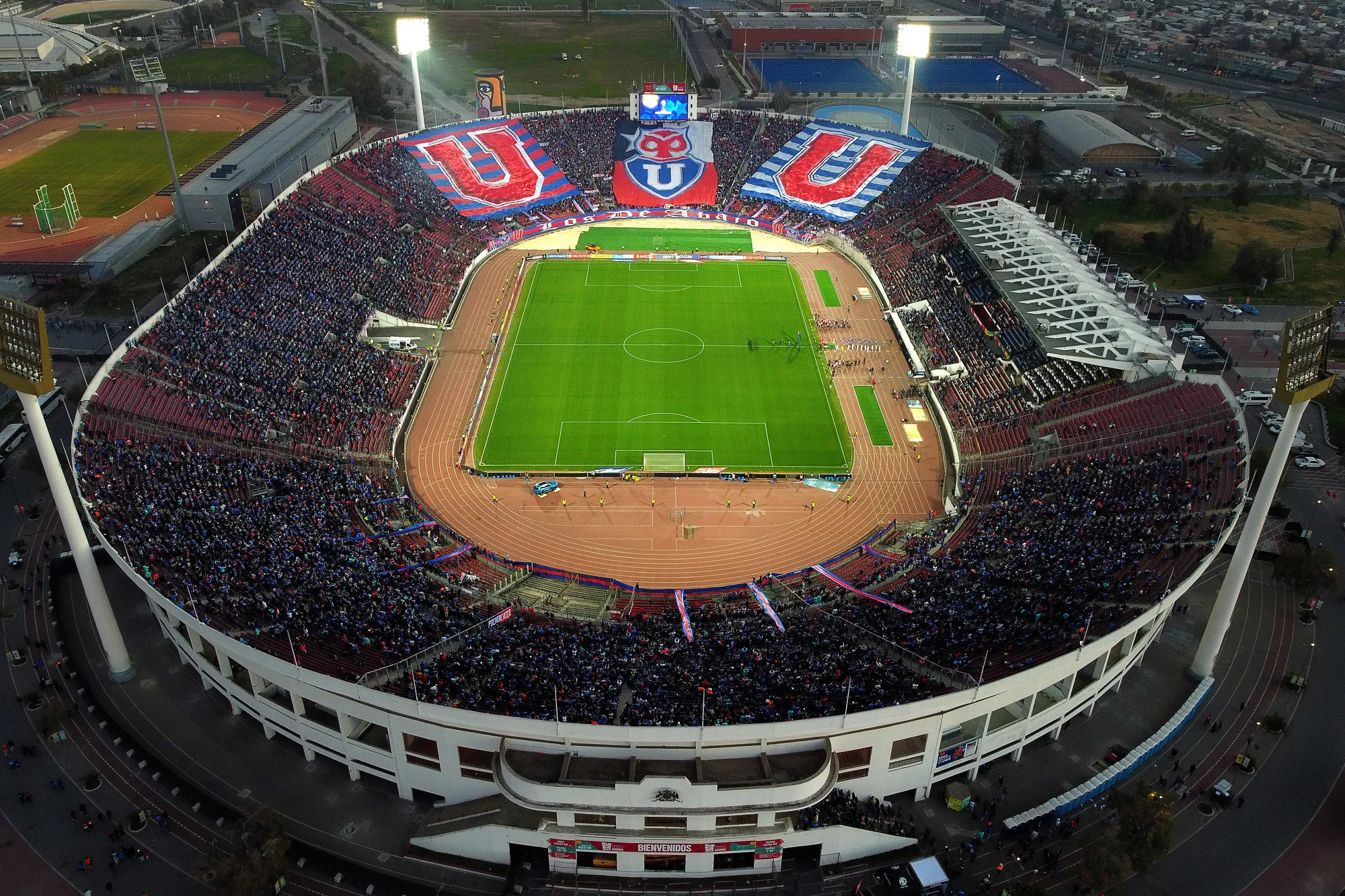 Sostiene que la U ganaría mucho más si tuviera su estadio “reja-cancha” o el Nacional no tuviese la pista atlética.