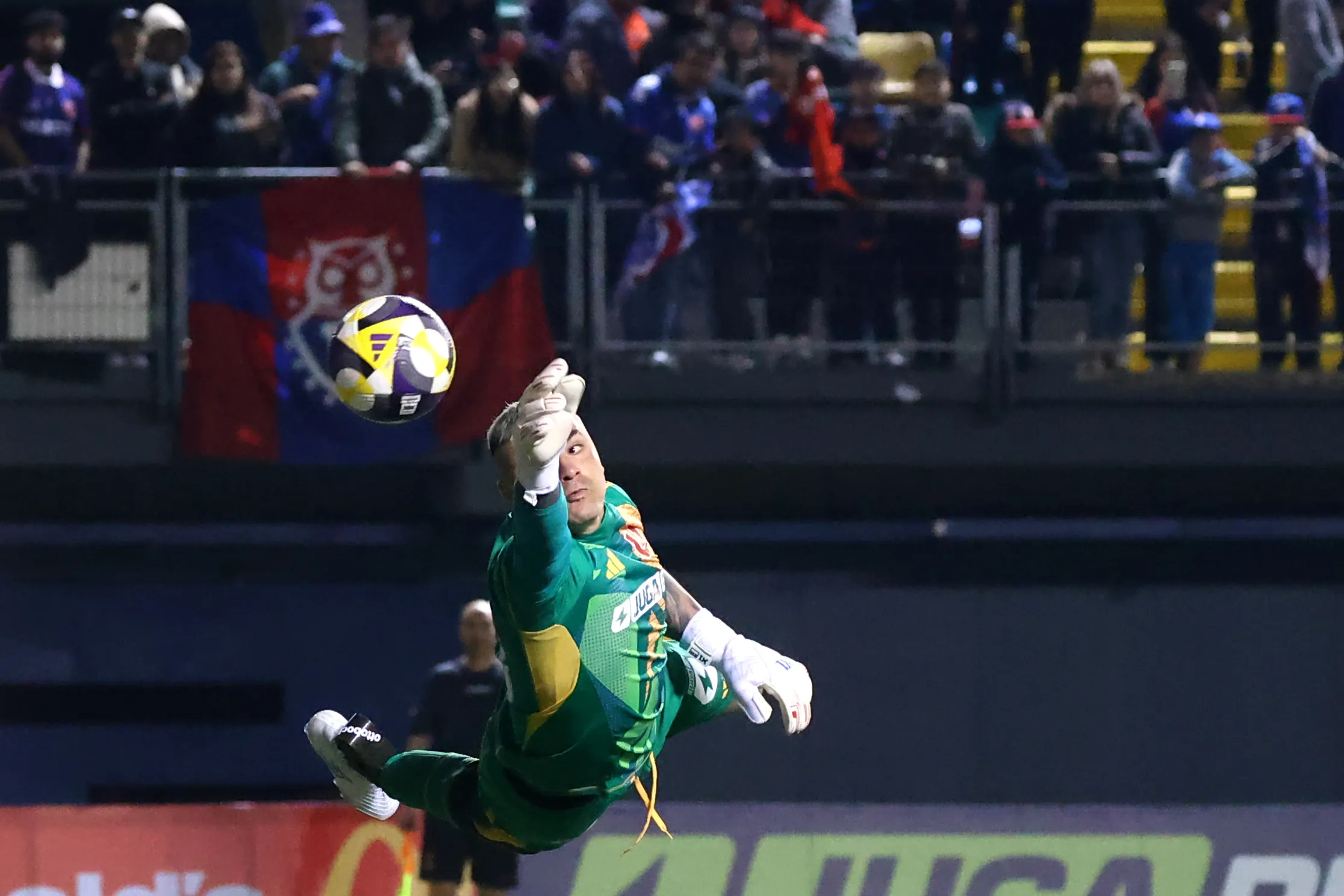 Cristóbal Campos ha jugado partidos amistosos con una prótesis especial. Foto: Jonnathan Oyarzun/Photosport