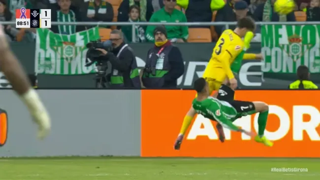 Así fue la infracción que le costó la roja a Antony. (Captura ESPN).