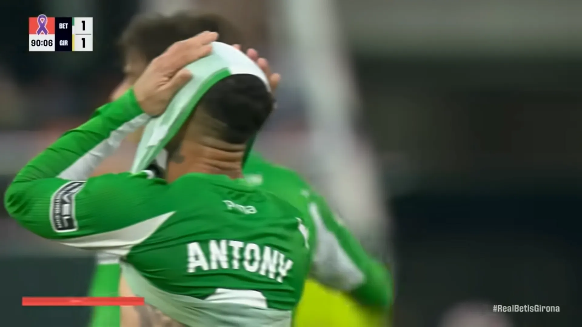 Así salió Antony tras recibir la roja directa ante Girona. (Captura ESPN).