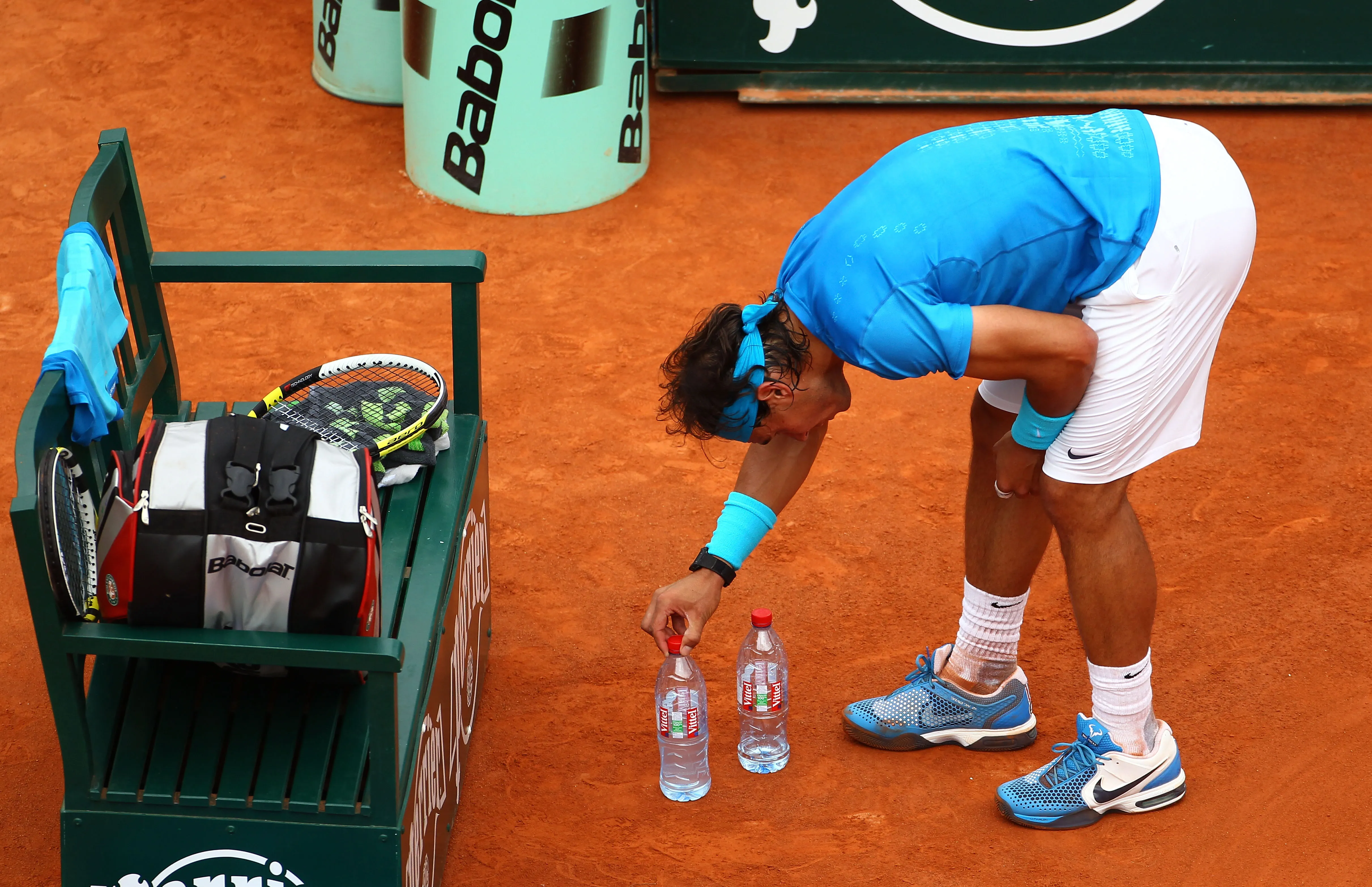Rafael Nadal y una de sus grandes manías con las botellas.  (Photo by Clive Brunskill/Getty Images)