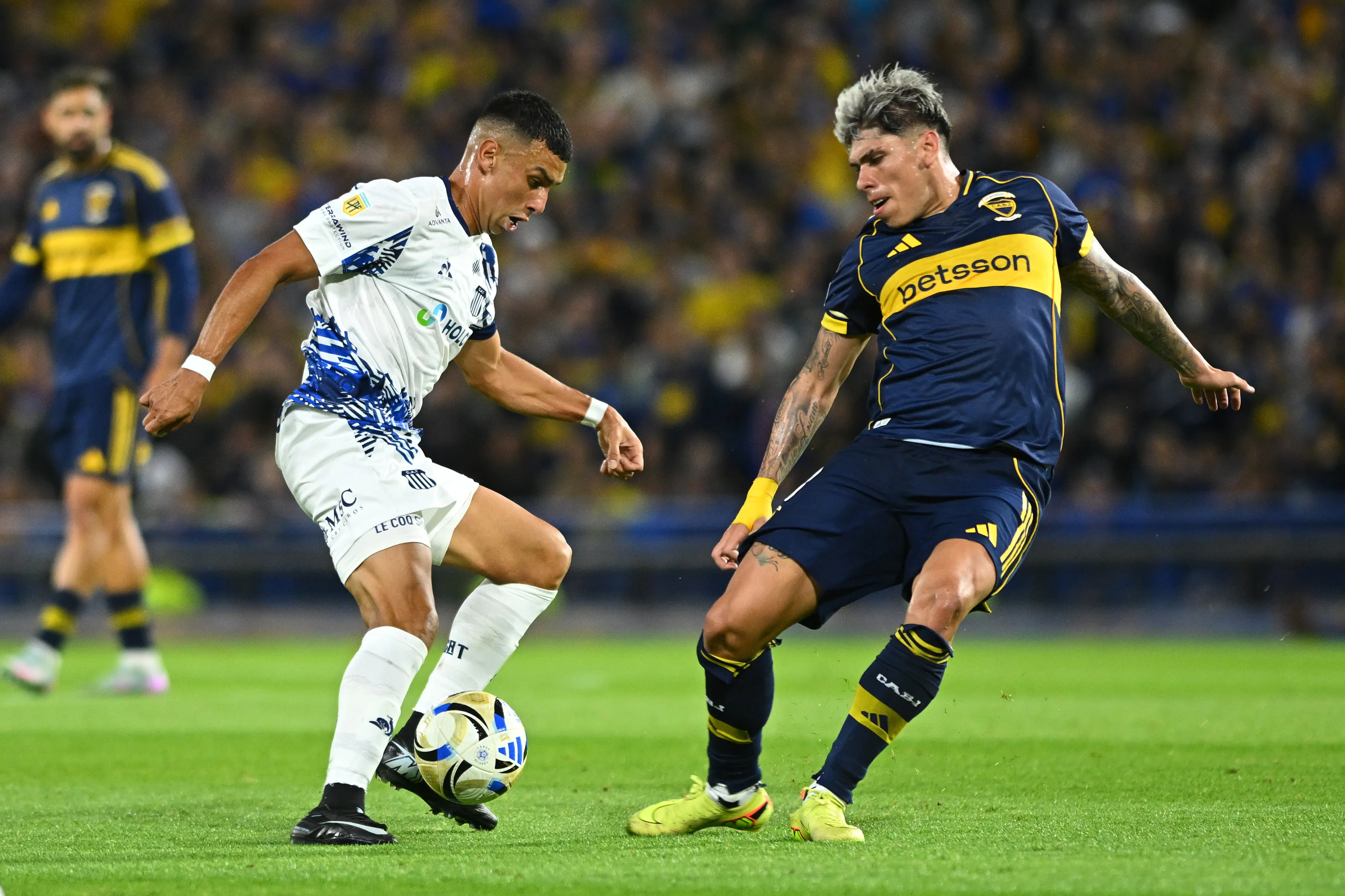 Carlos Palacios ante Ulises Ortegoza en el triunfo de Boca sobre Talleres. (Rodrigo Valle/Getty Images).