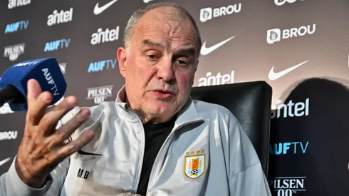 Bielsa de momento seguirá siendo el DT de Uruguay.