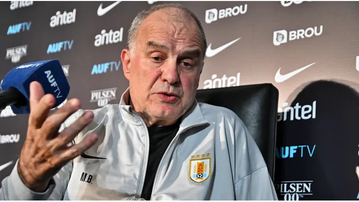 Bielsa de momento seguirá siendo el DT de Uruguay.