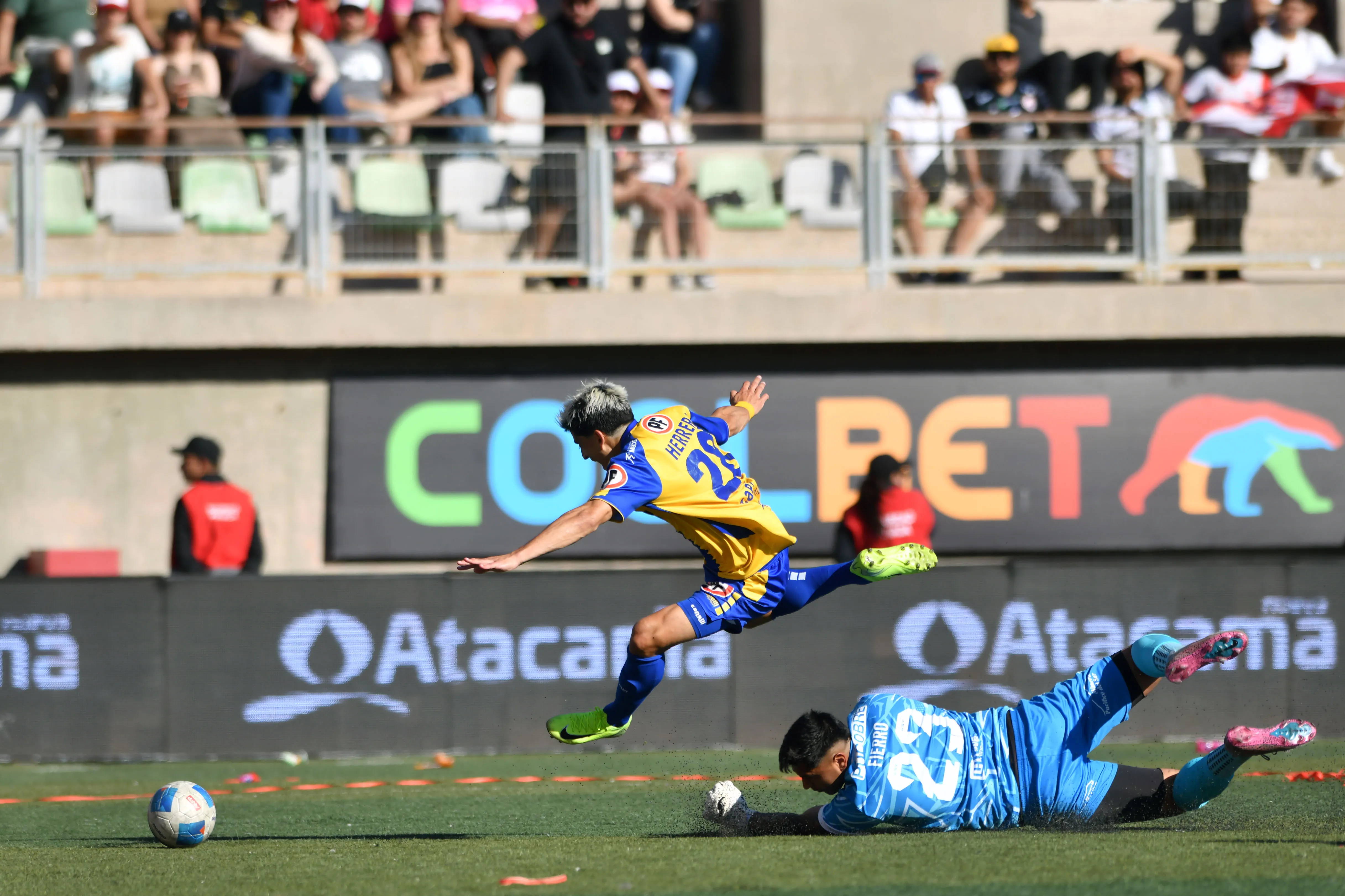 Julio Fierro en acción ante la U de Conce | Photosport