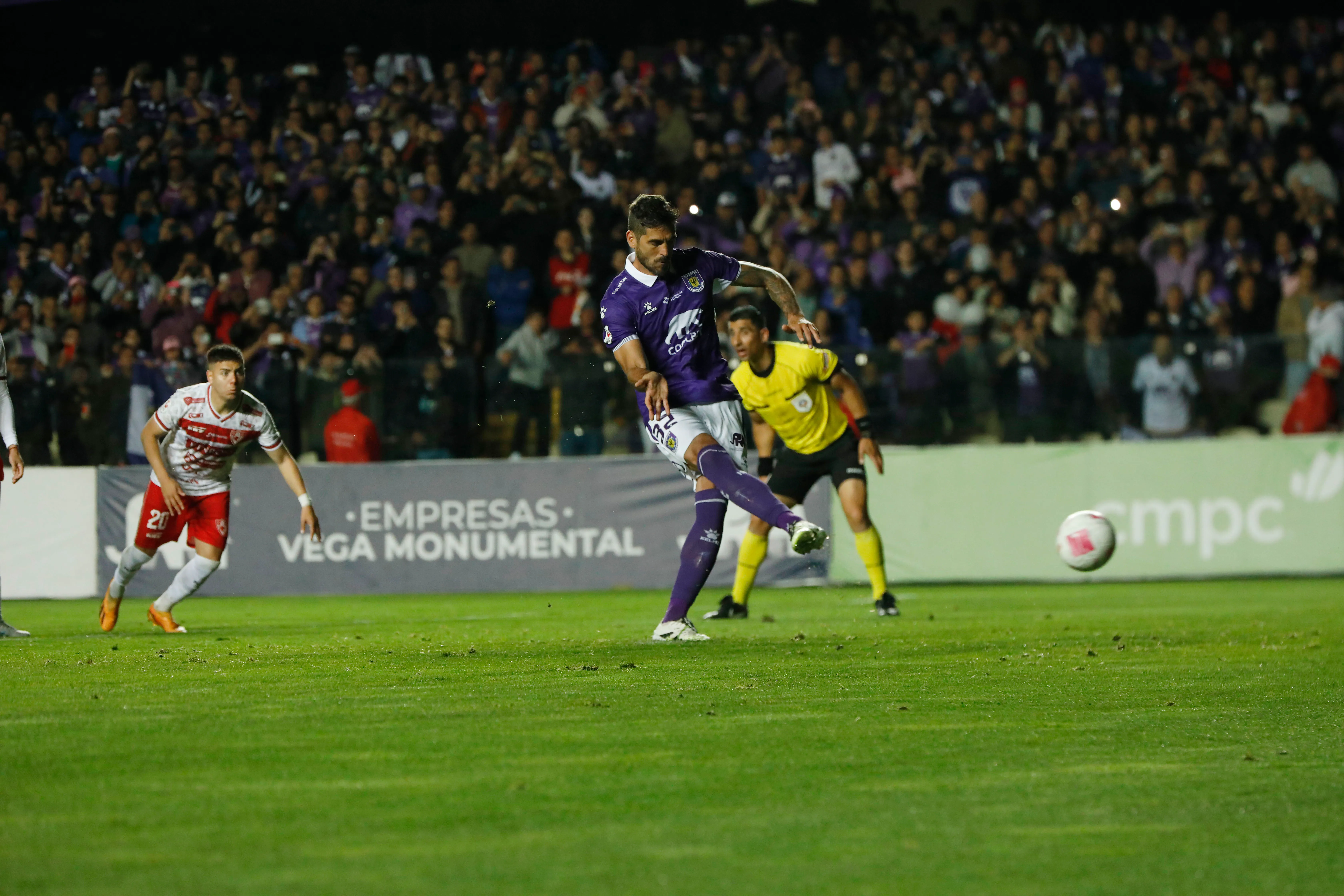 Joaquín Larrivey le dio un triunfo clave a Concepción ante Copiapó en las semifinales de la Liguilla del Ascenso. Foto: Photosport.