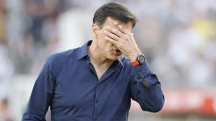 Gustavo Quinteros sabe que su plantel necesita algunos refuerzos. Pero no tantos.