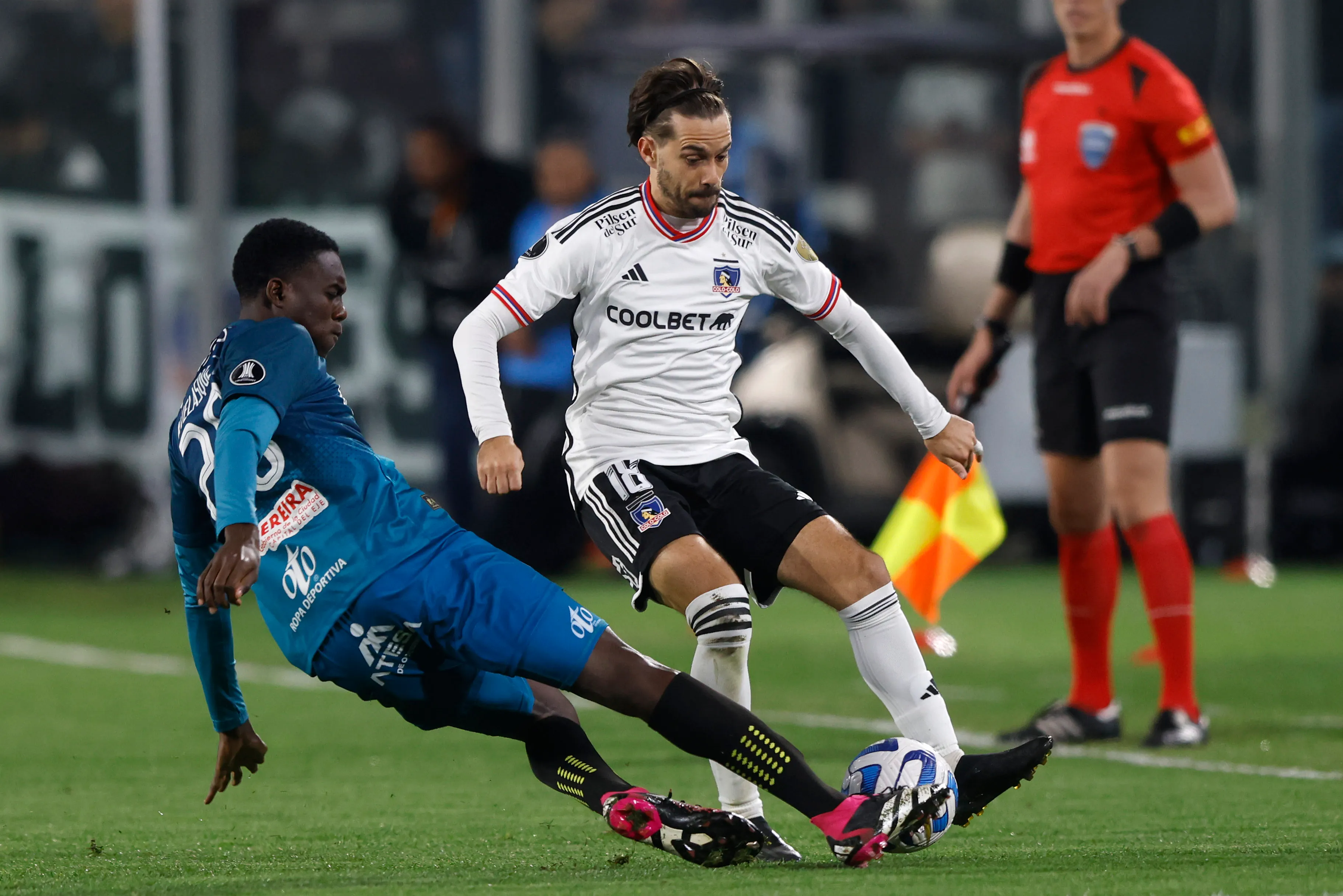 Agustín Bouzat en acción por Colo Colo, donde estuvo una temporada y media. (Felipe Zanca/Photosport).