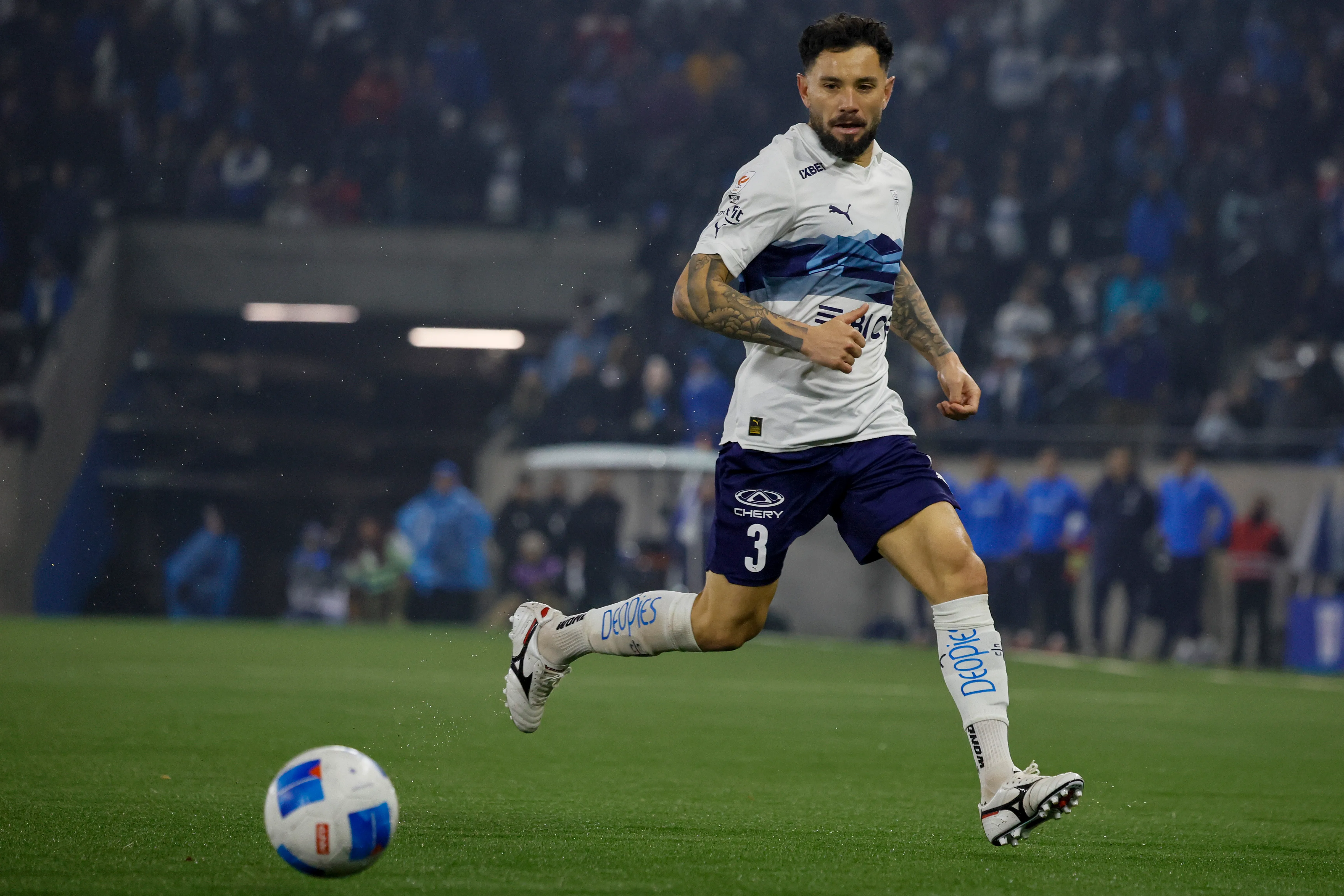 Eugenio Mena aún analiza su futuro en la UC/Photosport