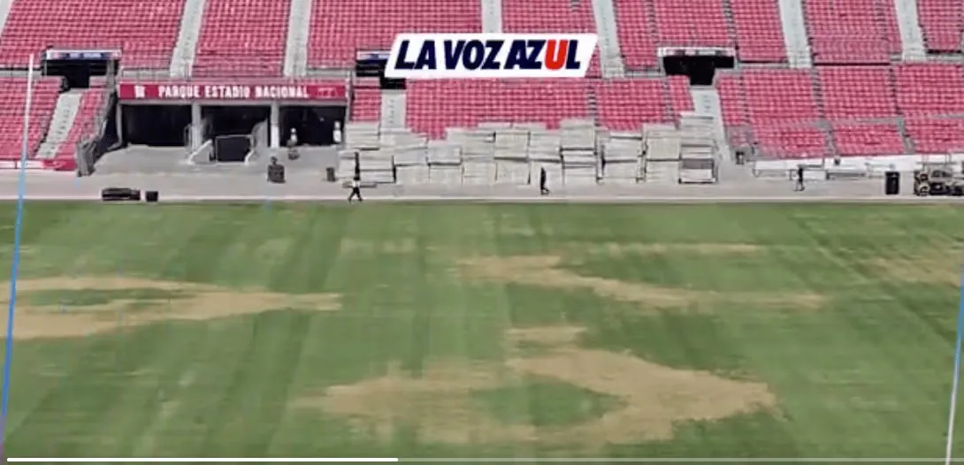 El deterioro de la cancha por los conciertos de Dua Lipa y Oasis volvió a traer a la palestra la renovación del Estadio Nacional. (Captura: La Voz Azul)