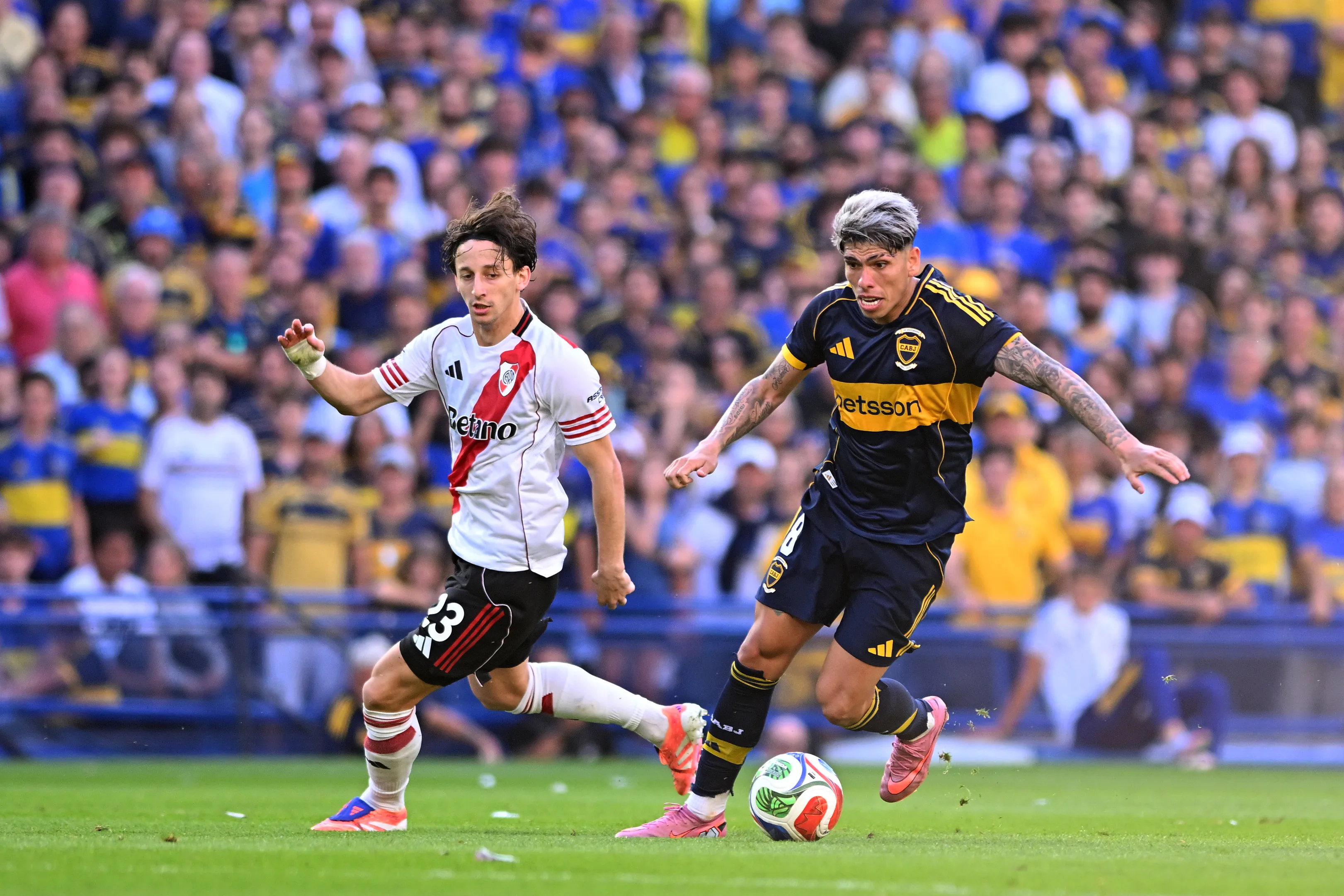 Matías Galarza Fonda mira a Carlos Palacios en el último Superclásico que Boca ganó en La Bombonera. (Rodrigo Valle/Getty Images).