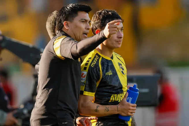 Esteban González le da indicaciones a Cristián Zavala, cuyo pase pertenece a Colo Colo. (Andres Pina/Photosport).