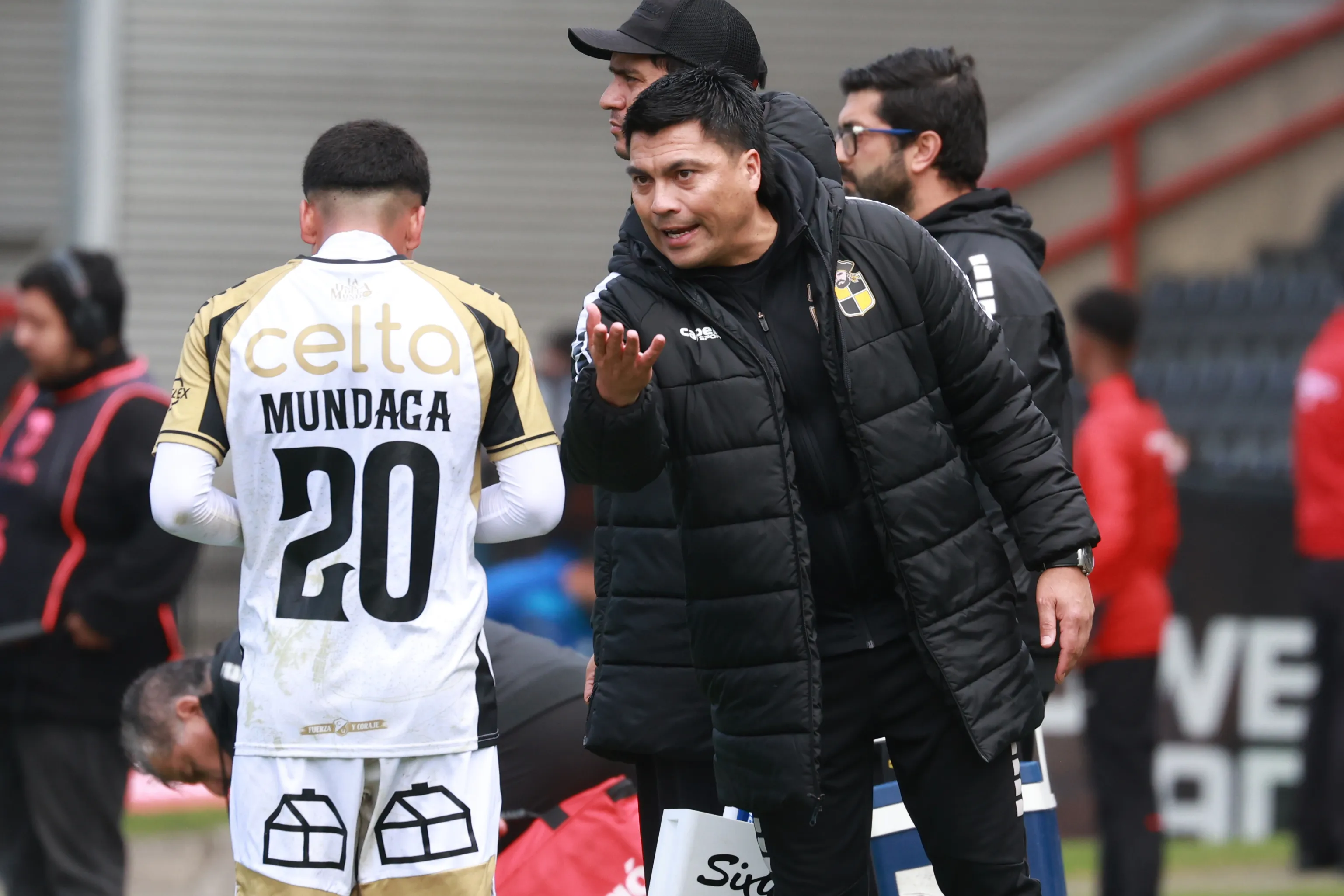 Esteban González junto a Martín Mundaca, uno de los juveniles que tuvo el primer equipo campeón. (Eduardo Fortes/Photosport).