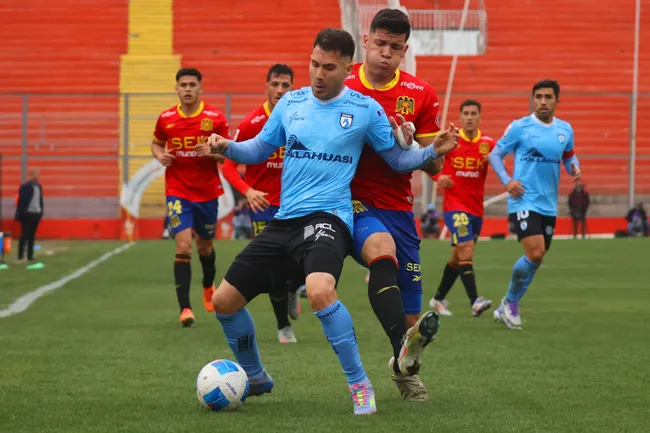 Unión Española y Deportes Iquique deben ganar este sábado para mantenerse con opciones de salvarse del descenso. | Foto: Photosport. 