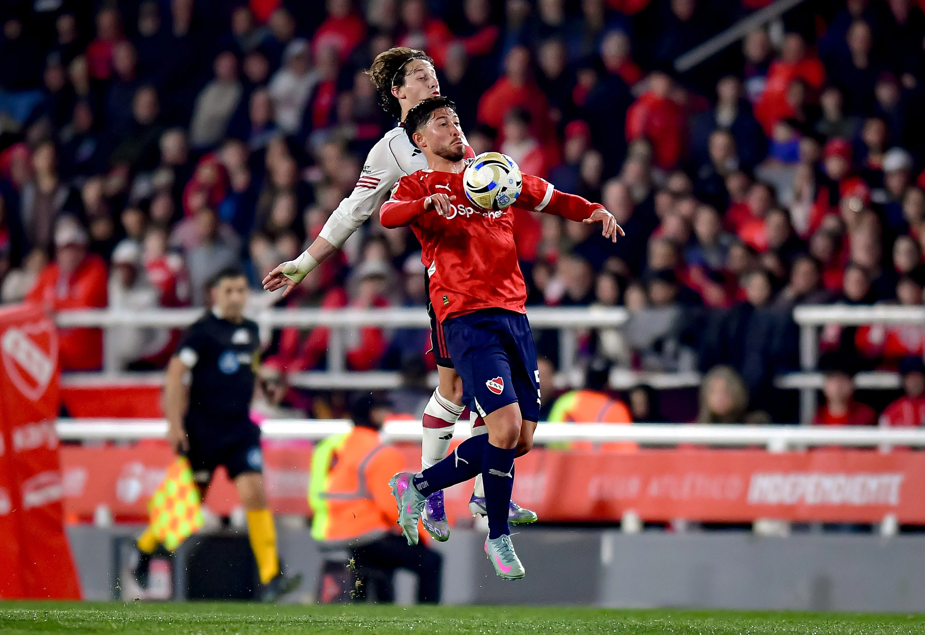 Felipe Loyola en acción ante Matías Galarza Fonda, el hoy cuestionado jugador paraguayo de River Plate. (Marcelo Endelli/Getty Images).