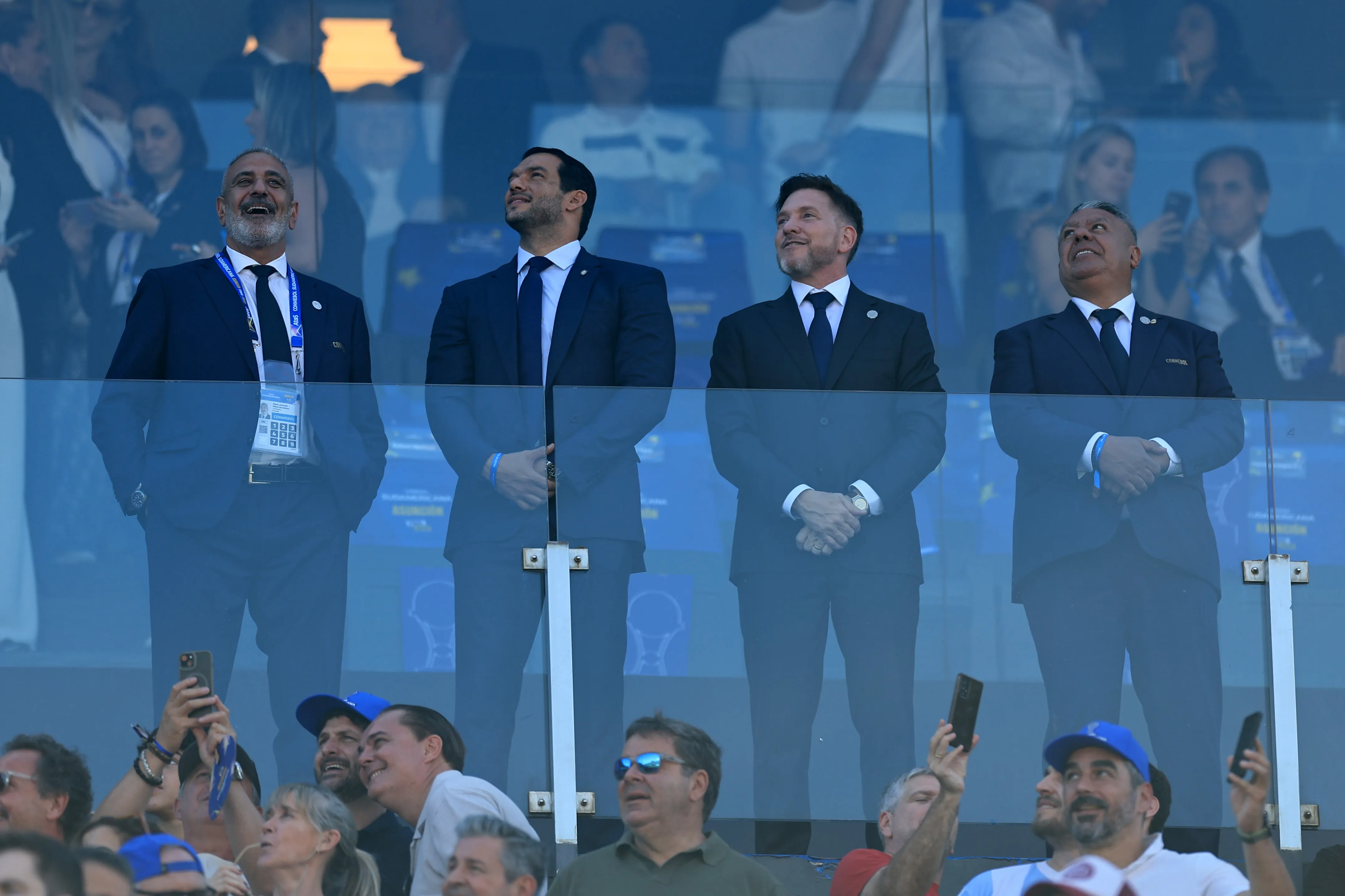 Chiqui Tapia con Alejandro Domínguez y Pablo Milad en la final de la Sudamericana. Imagen: Getty