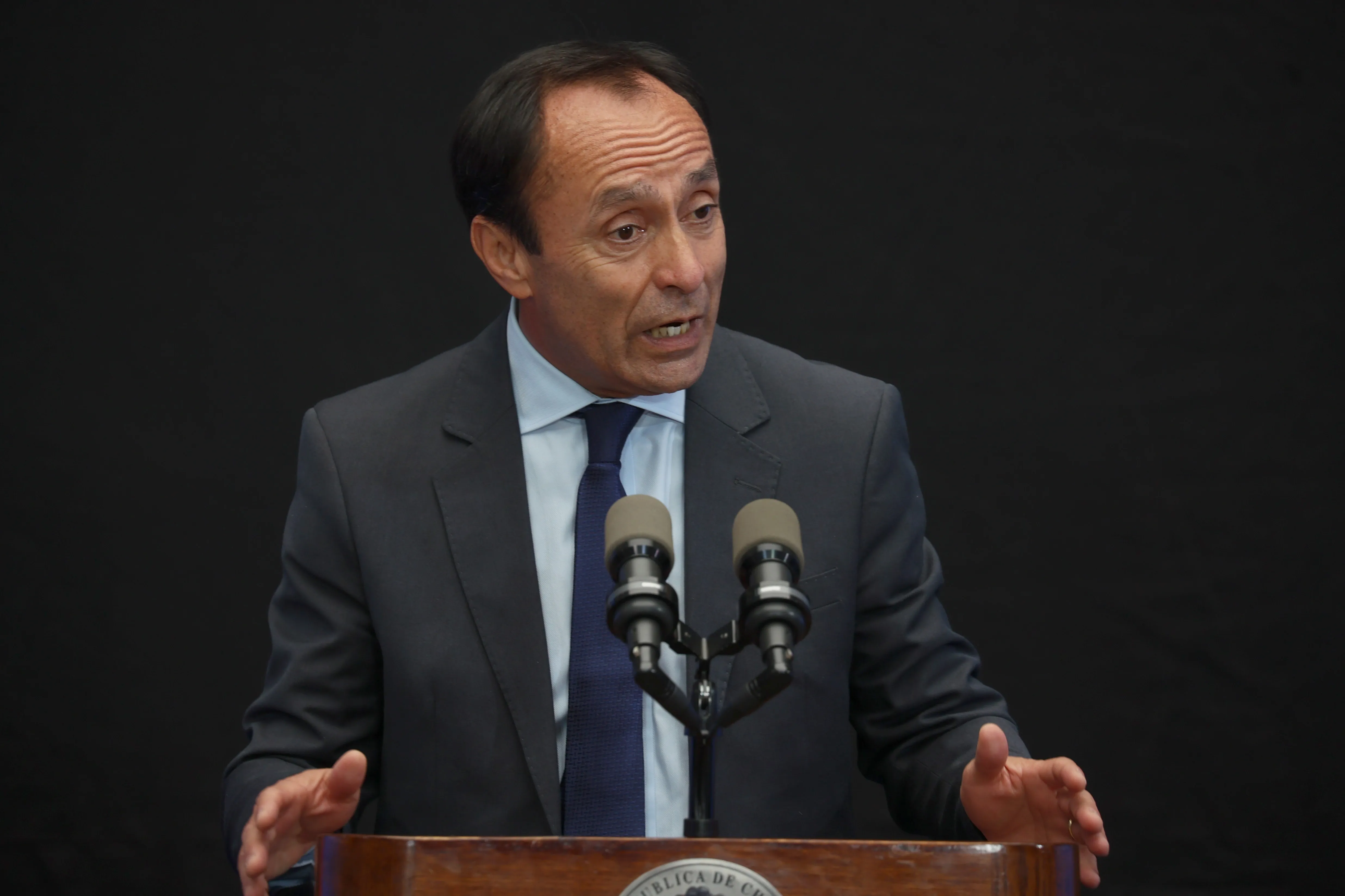 Héctor Hoffens le da duro al ministro Jaime Pizarro por “colocolino” en medio de la nueva polémica en la U por el Estadio Nacional.