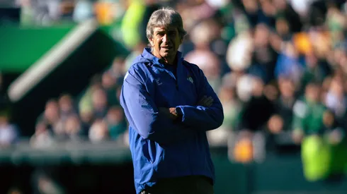 Hinchas del Betis ovacionan a Pellegrini en el entrenamiento tras renovar contrato.