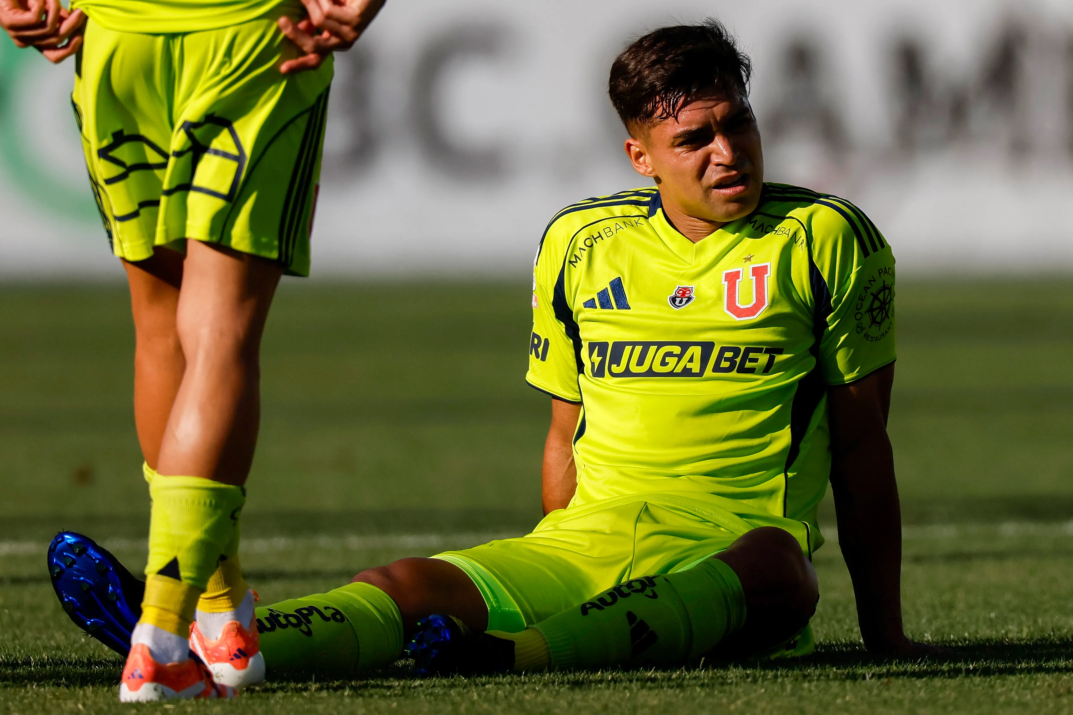 Fabián Hormazábal salió lesionado en el primer tiempo del último partido de la U.  Foto: Andrés Pina/Photosport