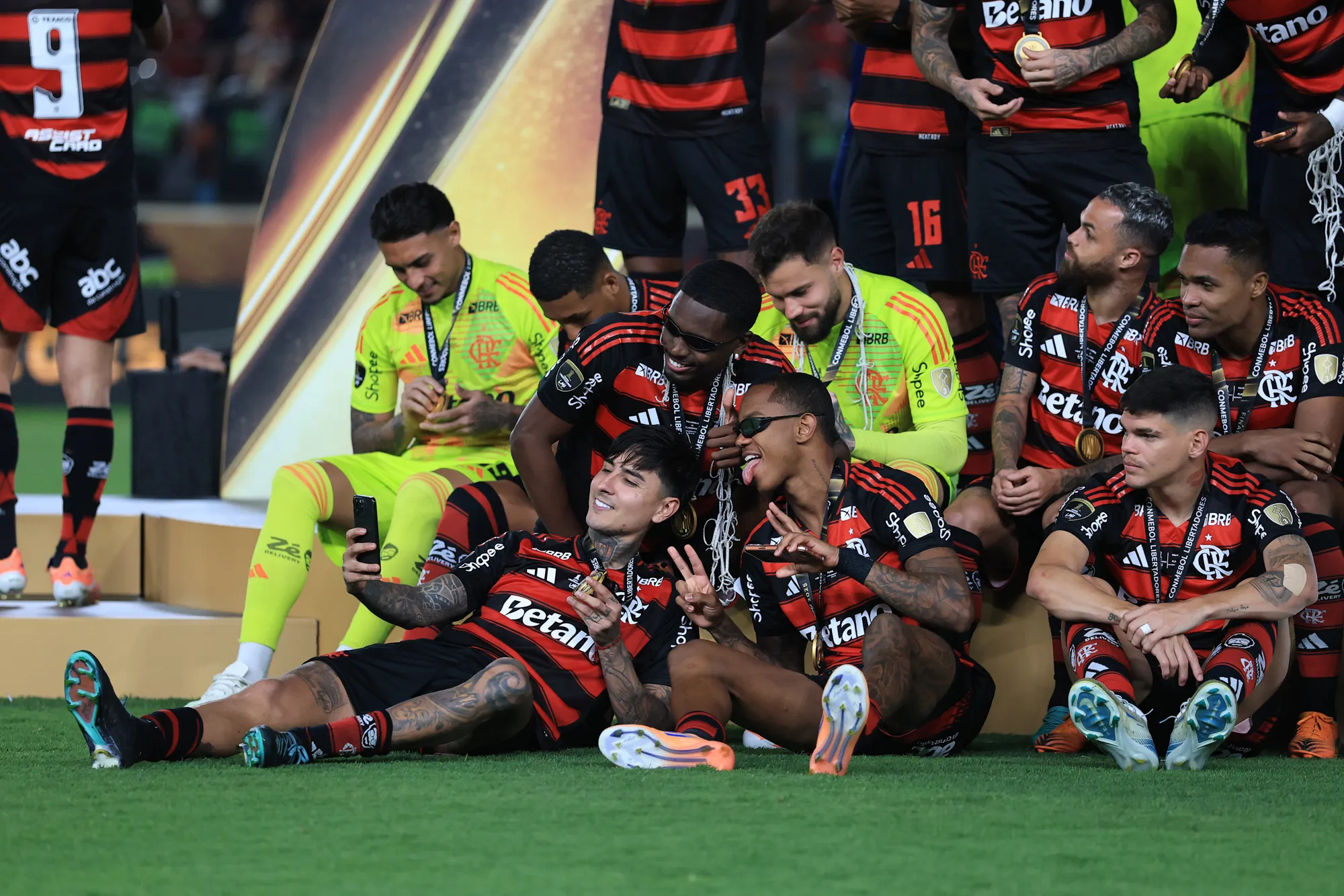 Erick Pulgar, campeón de la Libertadores: defiende su amarilla en polémica la polémica final de Copa Libertadores que coronó campeón al chileno.