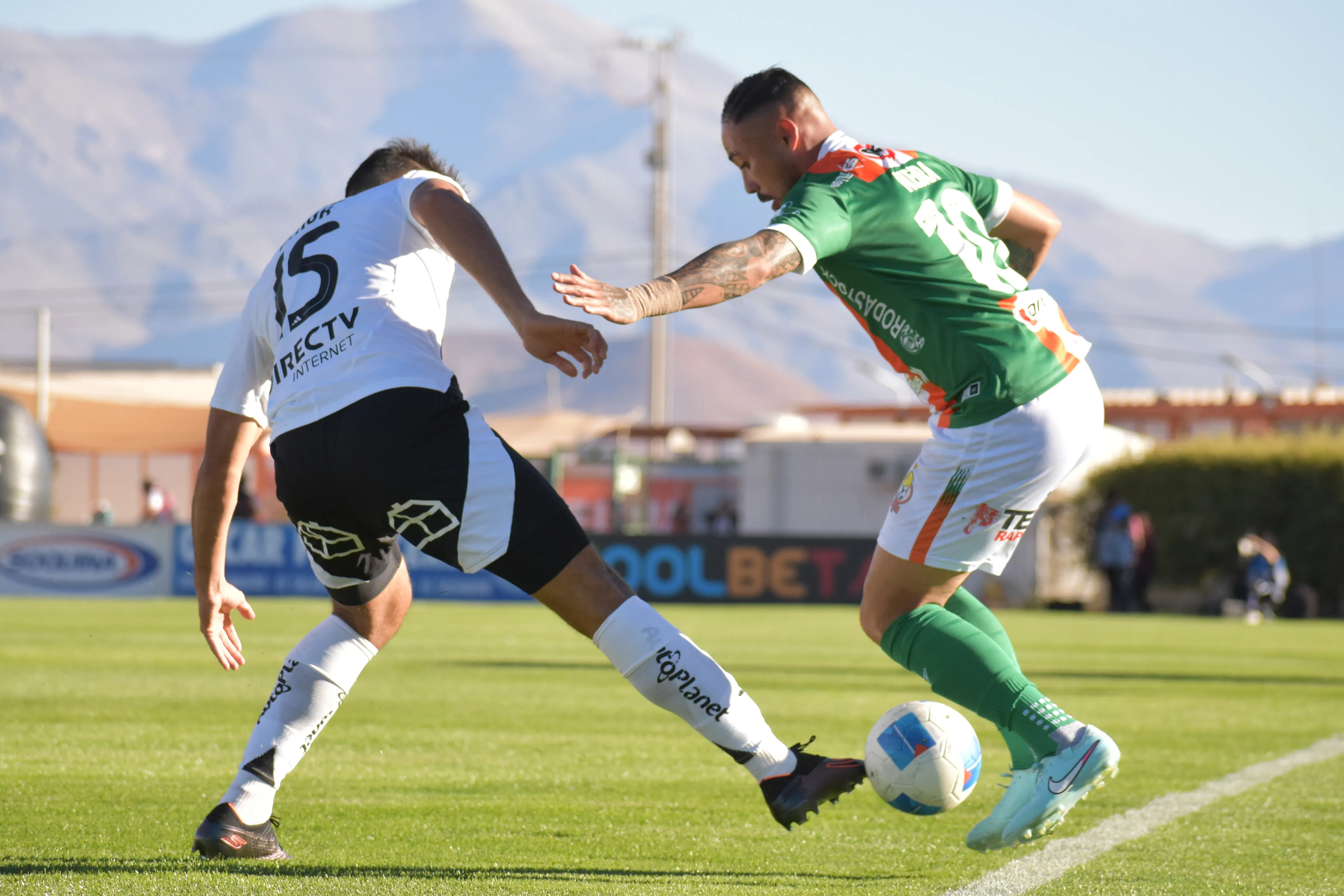 Emiliano Amor jugando ante Cobresal. Foto: Oscar Tello/Photosport