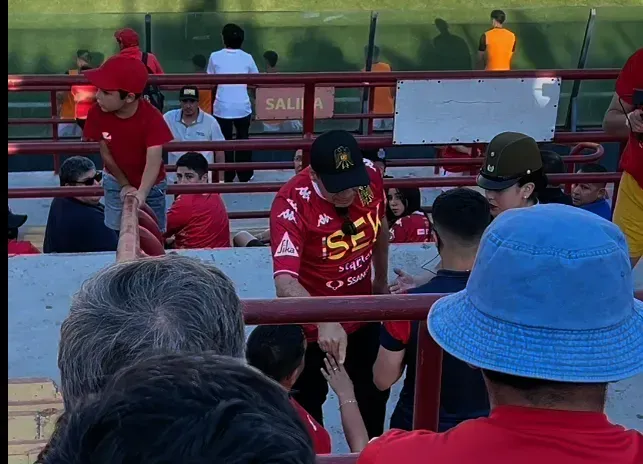 Durán sacó a “hinchas” de O’Higgins en el partido de Unión… eran el médico y utilero.