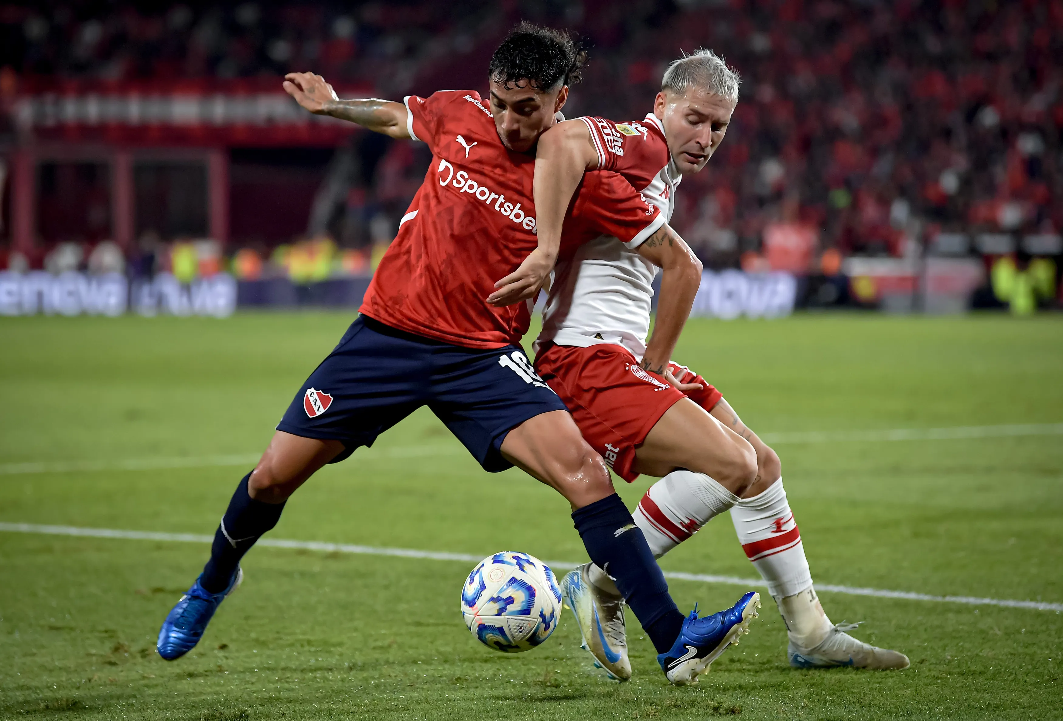 Luciano Cabral jugando en Independiente.  (Photo by Marcelo Endelli/Getty Images)