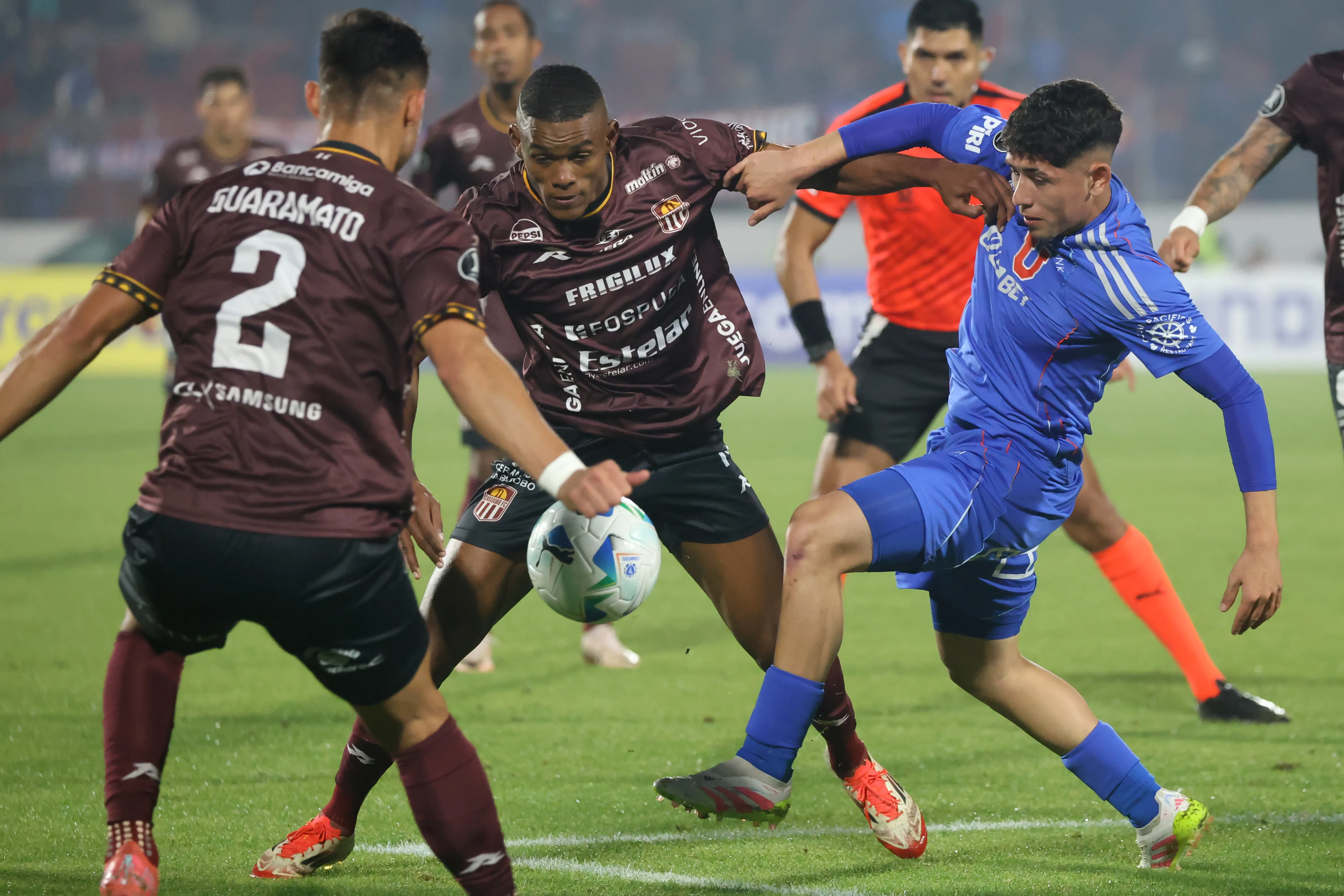 Flavio Moya ha tenido pocos minutos en la temporada en la U. Foto: Jonnathan Oyarzun/Photosport