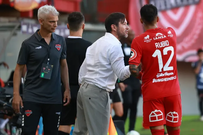 Francisco Arrué comenzó como DT de Ñublense la campaña 2025. (Eduardo Fortes/Photosport).