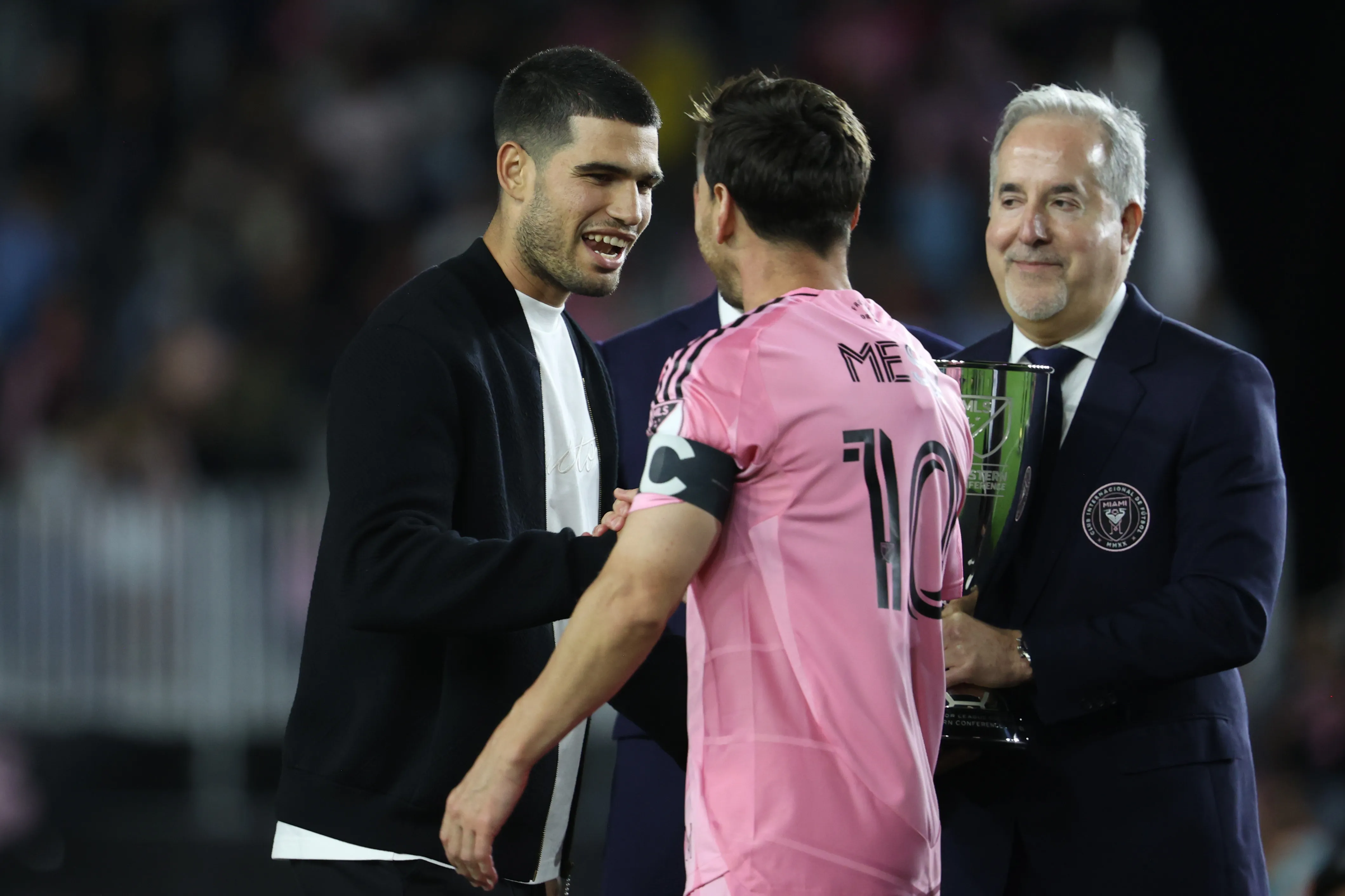 Carlos Alcaraz saludando a Lionel Messi en Miami.  (Photo by Leonardo Fernandez/Getty Images)