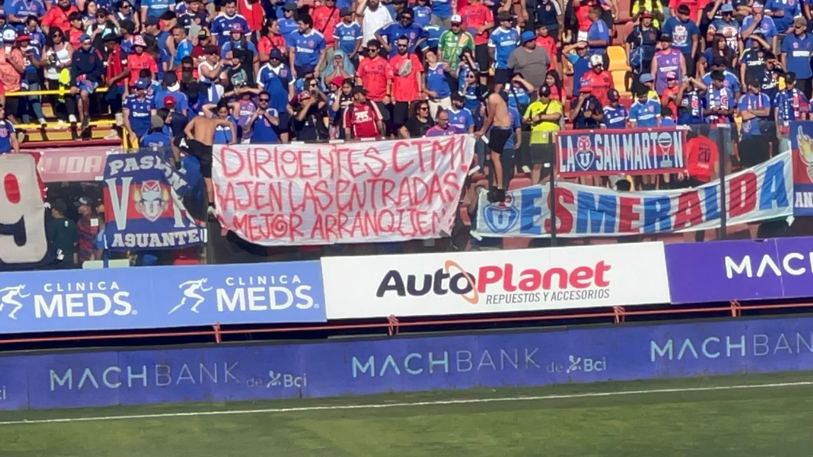Una de las banderas que muestran el descontento de la hinchada de la U