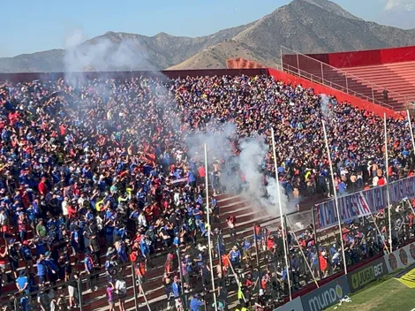 Descontento de hinchas de la U: fuegos, cánticos, poleras y banderas