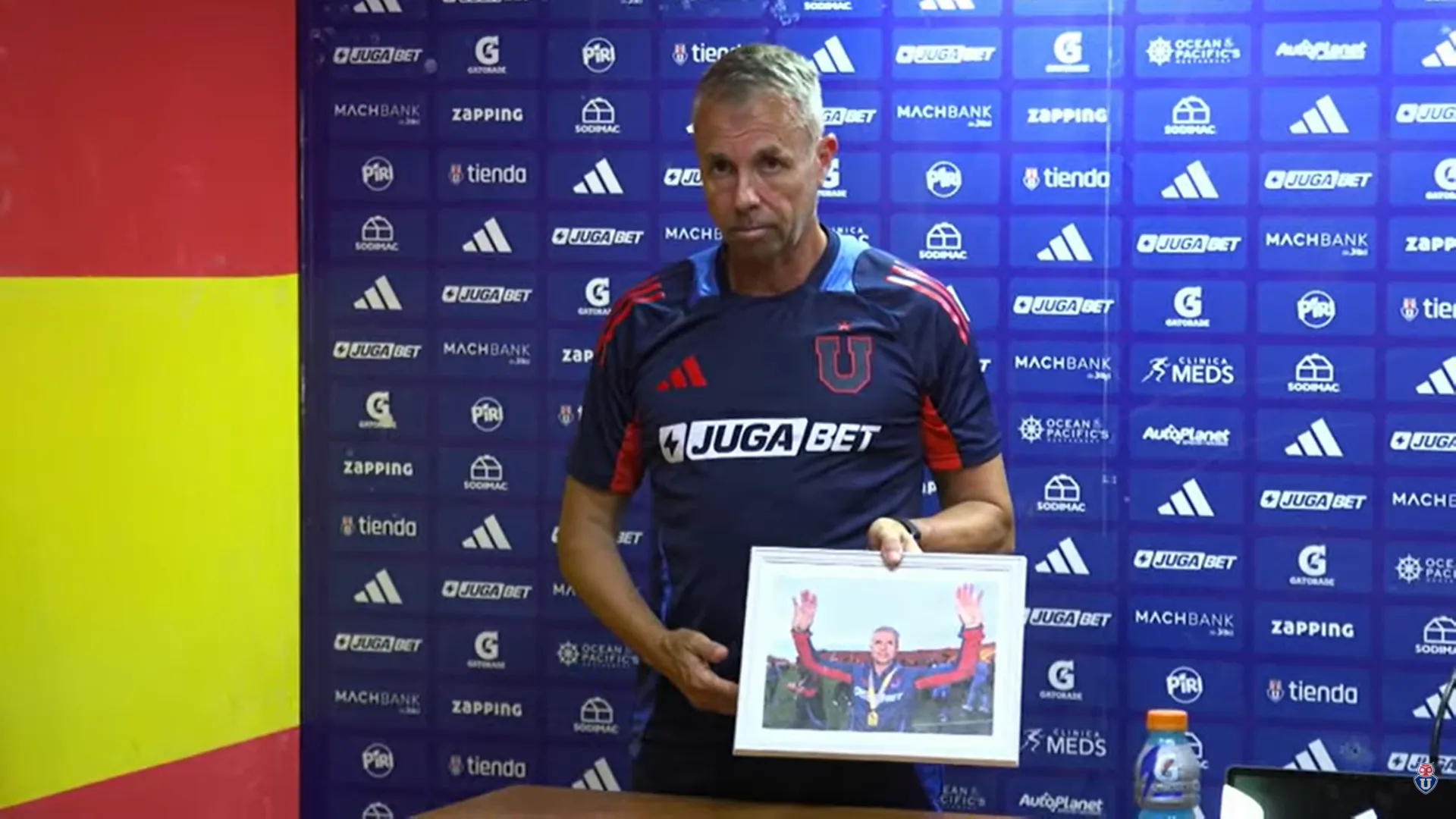 Gustavo Álvarez recibió este recuerdo. (Captura U de Chile).