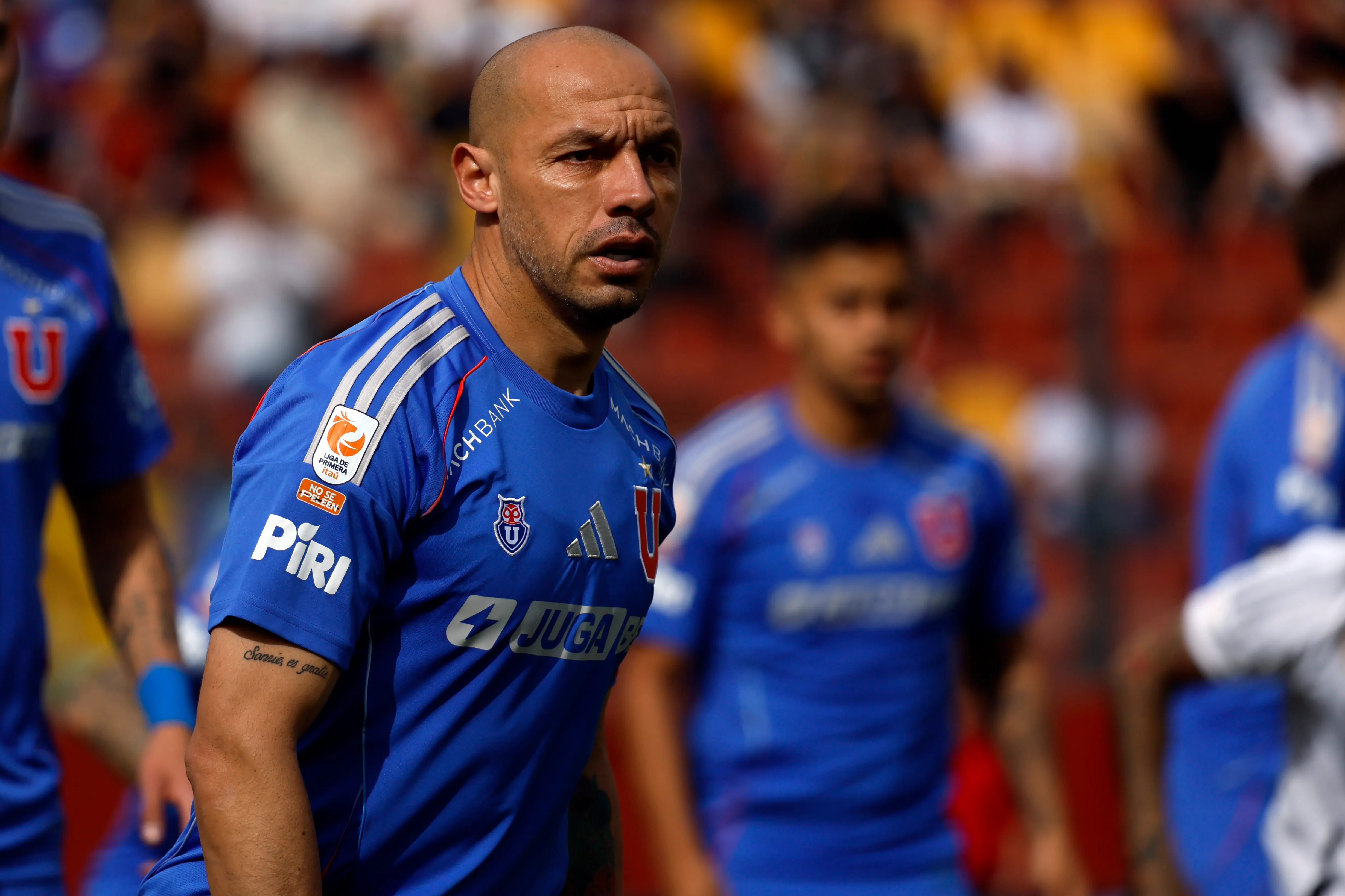 Marcelo Díaz fue uno de los que se acercó al Chino González a dar sus felicitaciones. (Andres Pina/Photosport).