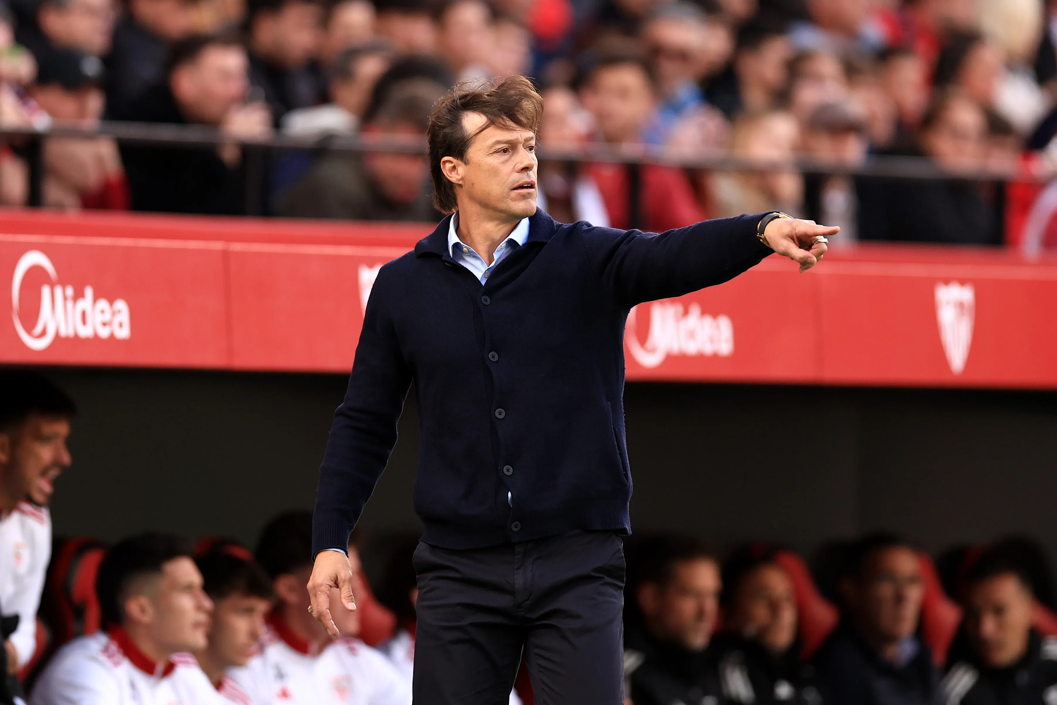 Matías Almeyda da indicaciones en el derbi de Andalucía. (Fran Santiago/Getty Images).