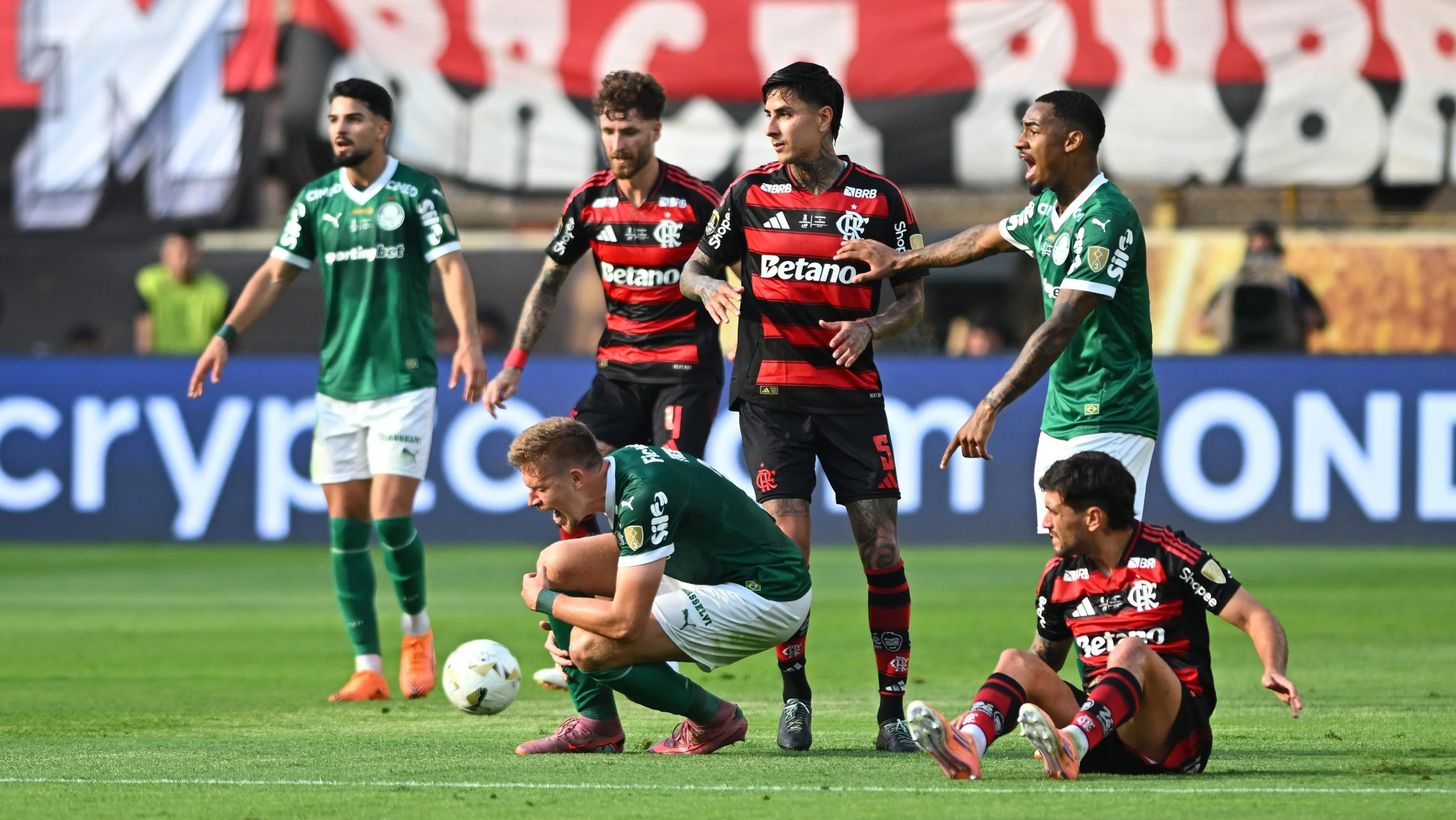 La plancha de Erick Pulgar a Bruno Fuchs en la final de la Copa Libertadores sigue trayendo coletazos. (Foto: Rodrigo Valle/Getty Images)