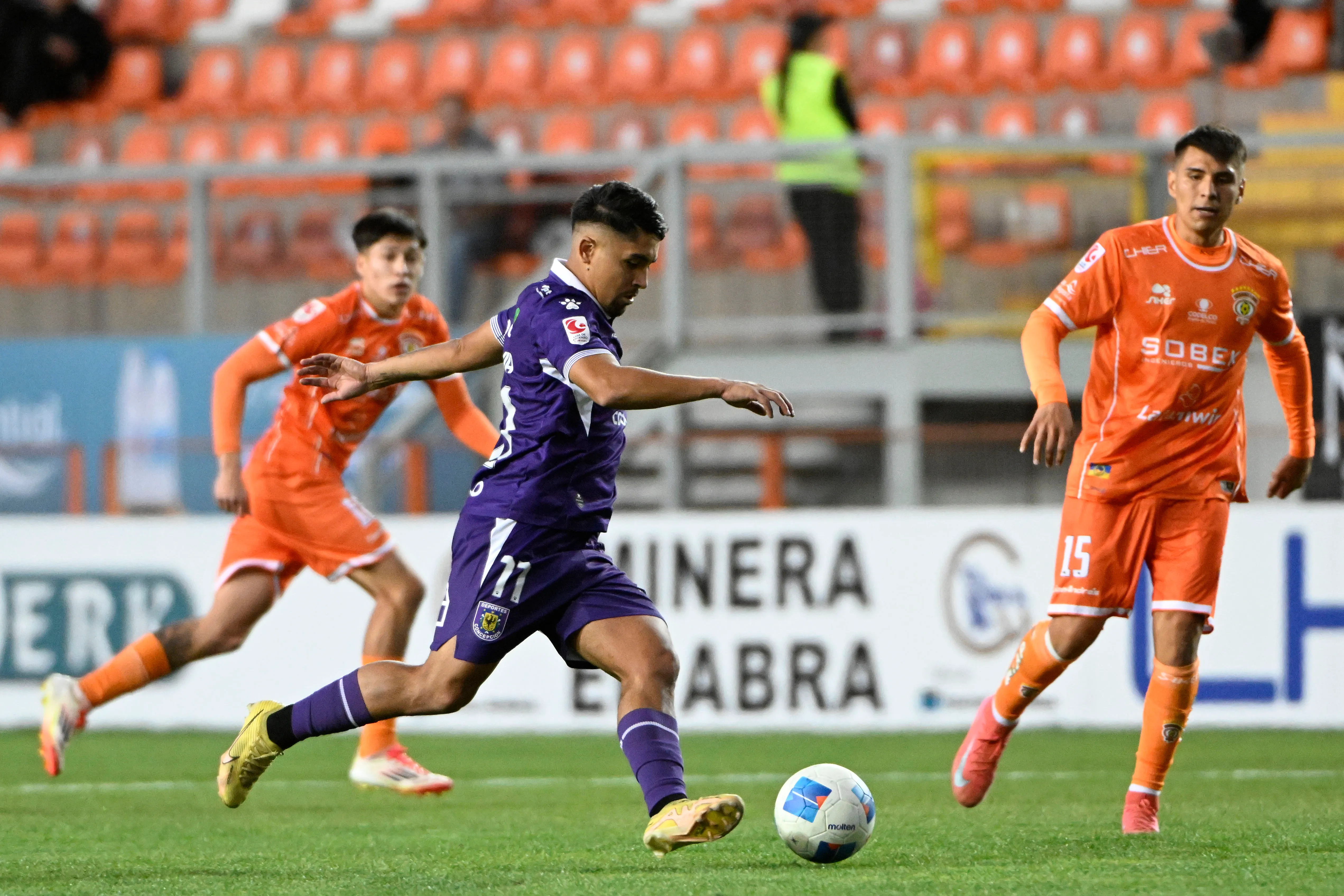 La final vuelta se juega este domingo 7 de diciembre a las 20:15 horas en el Zorros del Desierto de Calama. (Foto: Pedro Tapia/Photosport)