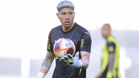 Brayan Cortés está entre seguir en Peñarol o volver a Colo Colo.