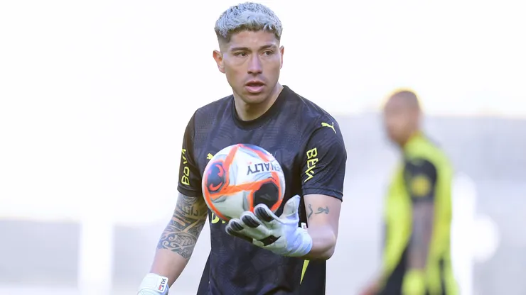 Brayan Cortés está entre seguir en Peñarol o volver a Colo Colo.