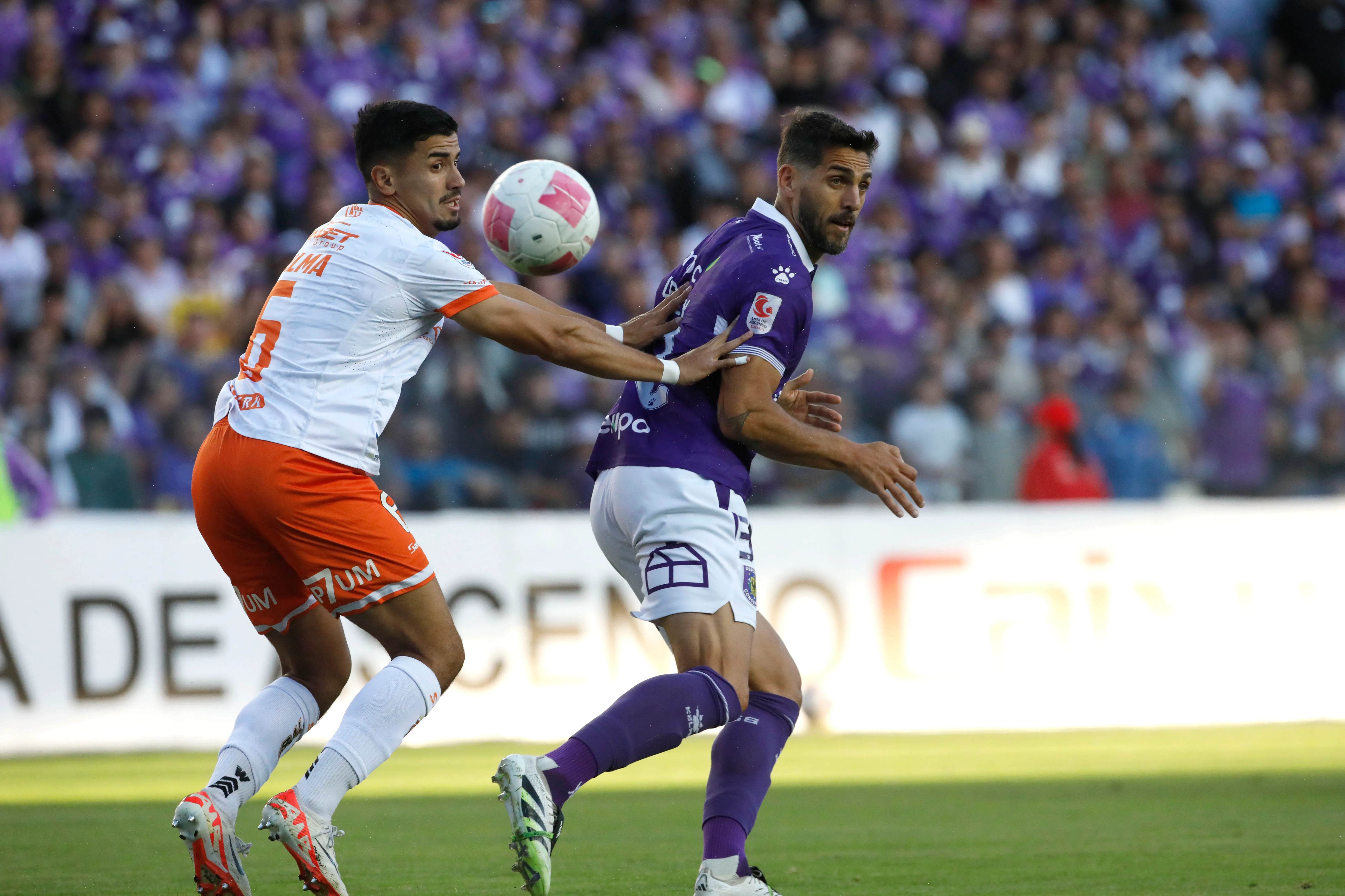 Joaquín Larrivey ha convertido 22 goles en 39 partidos durante esta temporada 2025 con Deportes Concepción. | Foto: Photosport.