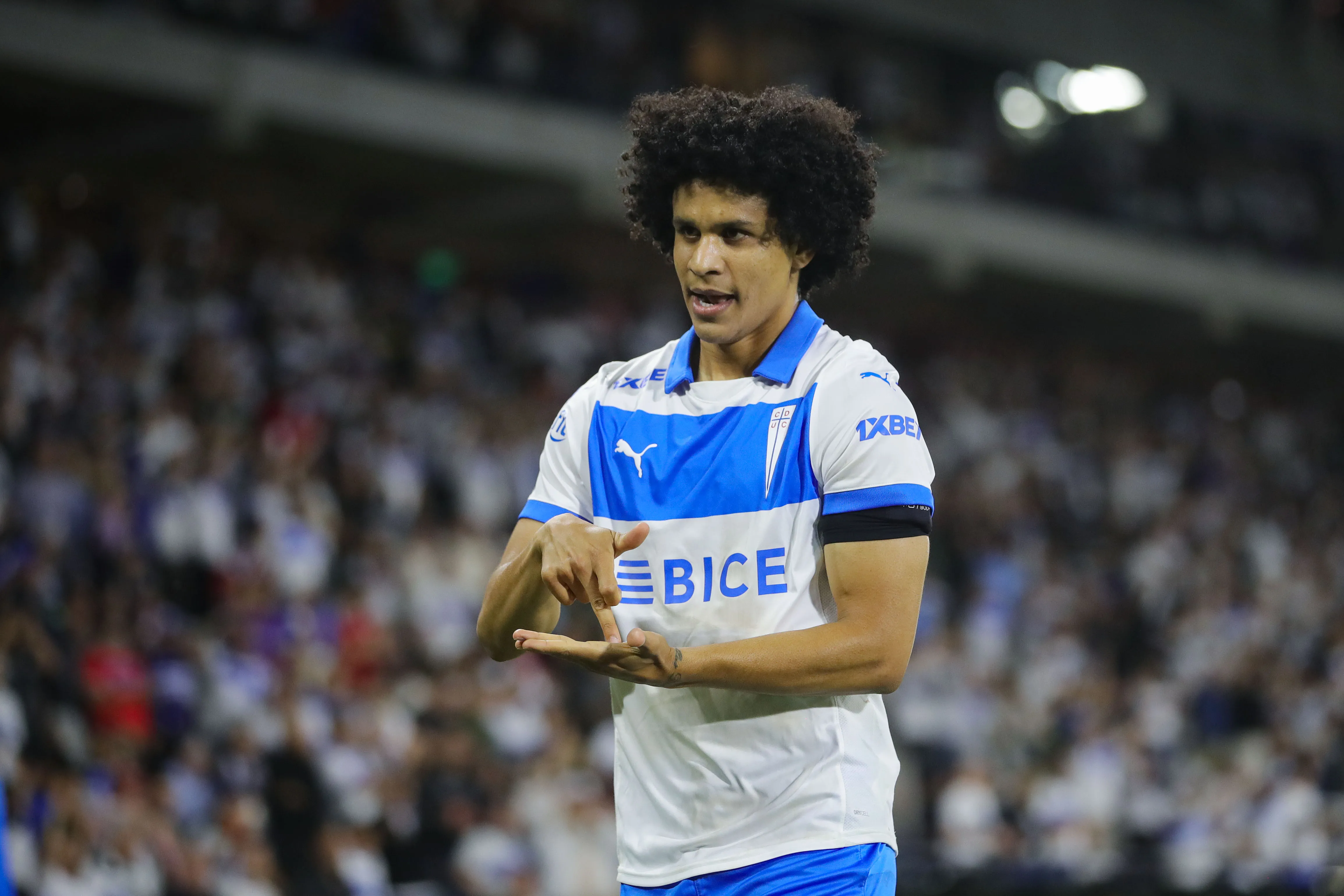 Eduard Bello ha tenido un notable renacer en Universidad Católica para este segundo semestre. | Foto: Photopsort.
