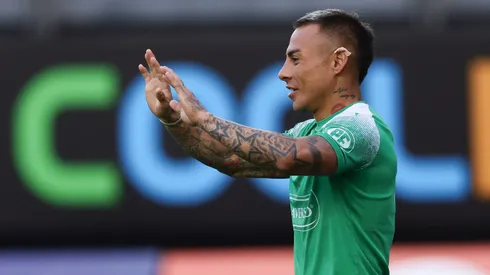 Eduardo Vargas celebra hasta en uno de sus años más difíciles.