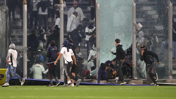 Los incidentes que provocaron hinchas de Colo Colo ante Fortaleza.