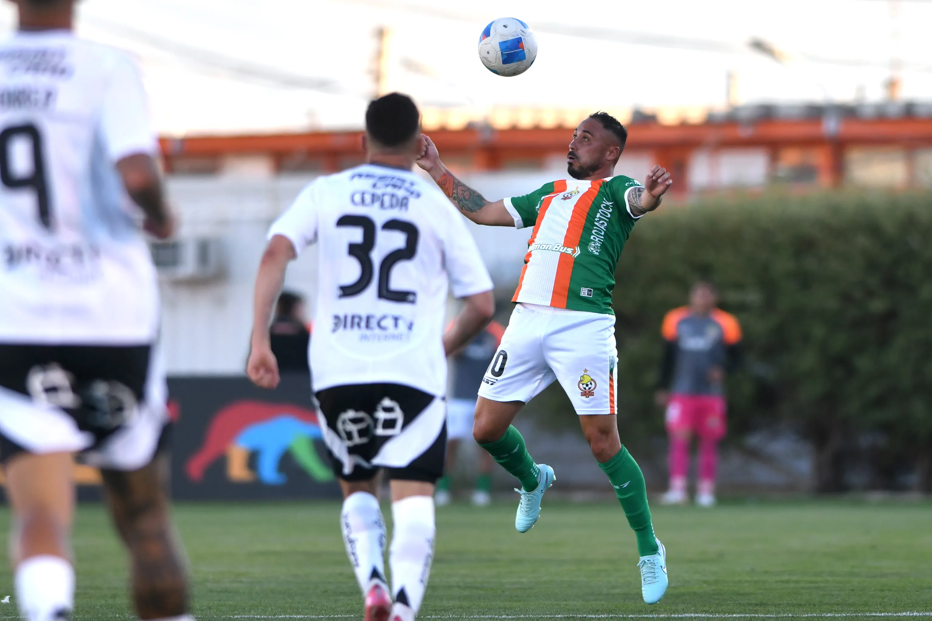 Lucas Cepeda no pudo hacer mucho en la terrible visita a El Salvador. En la foto mira a Jorge Henríquez.  (Alejandro Pizarro/Photosport).