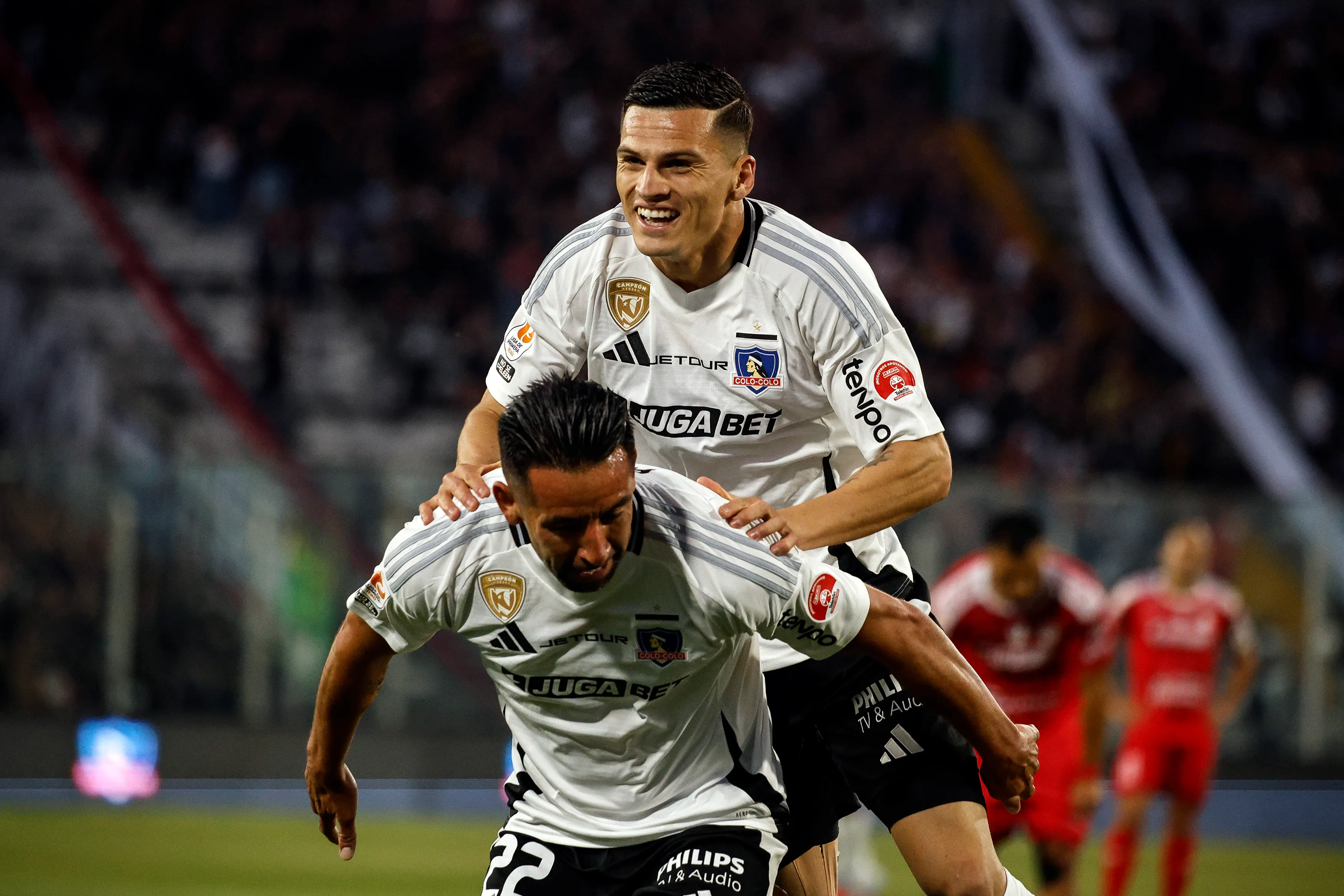Mauricio Isla llevó en andas a Lucas Cepeda tras su golazo a Unión La Calera. (Diego Martin/Photosport).