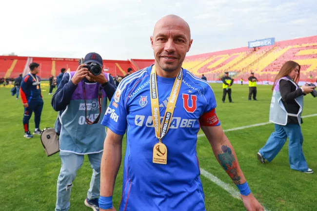 Marcelo Díaz se quedará por un año más en Universidad de Chile. | Foto: Photosport.