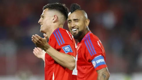 Futbol, Chile vs Venezuela. Eliminatorias al mundial 2026. El jugador de la seleccion chilena Lucas Cepeda, izquierda, celebra con sus companeros tras marcar un gol contra Venezuela durante el partido de las clasificatorias al mundial de la Fifa 2026 realizado en el estadio Nacional de Santiago, Chile. 19/11/2024 Pepe Alvujar/Photosport Football, Chile vs Venezuela. 2026 Fifa World Cup qualifiers. Chile’s player Lucas Cepeda, left , celebrates with teammates after scoring against Venezuela during a 2026 Fifa World Cup qualifier match at the National stadium in Santiago, Chile. 19/11/2024 S