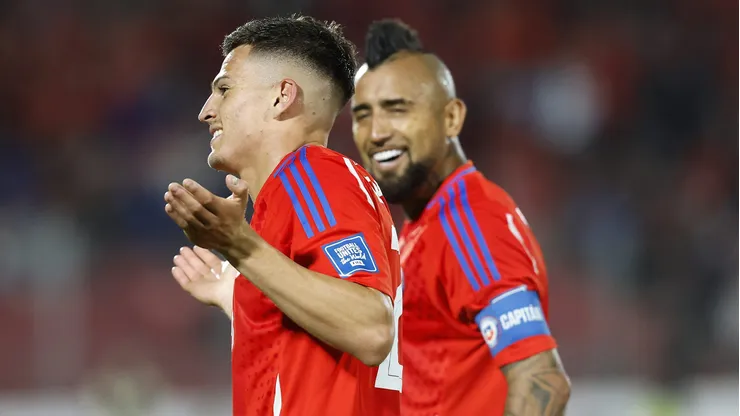 Futbol, Chile vs Venezuela. Eliminatorias al mundial 2026. El jugador de la seleccion chilena Lucas Cepeda, izquierda, celebra con sus companeros tras marcar un gol contra Venezuela durante el partido de las clasificatorias al mundial de la Fifa 2026 realizado en el estadio Nacional de Santiago, Chile. 19/11/2024 Pepe Alvujar/Photosport Football, Chile vs Venezuela. 2026 Fifa World Cup qualifiers. Chile’s player Lucas Cepeda, left , celebrates with teammates after scoring against Venezuela during a 2026 Fifa World Cup qualifier match at the National stadium in Santiago, Chile. 19/11/2024 S