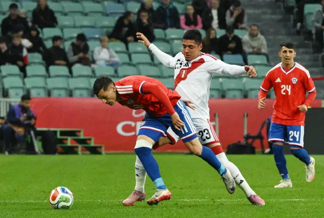 Lucas Cepeda en acción durante el amistoso de Chile vs. Perú. (Sipa/Photosport).