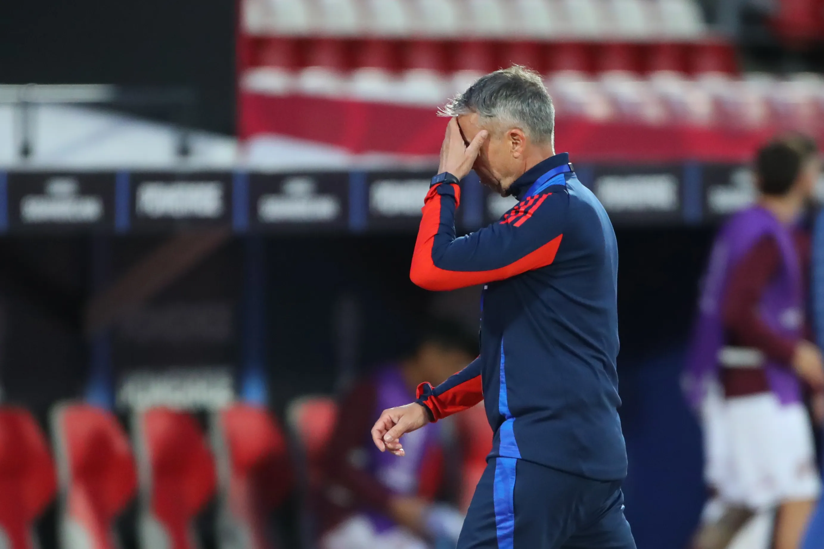 Gustavo Álvarez marco distancia con los hinchas de la U antes de su despedida. Foto: Jonnathan Oyarzun/Photosport